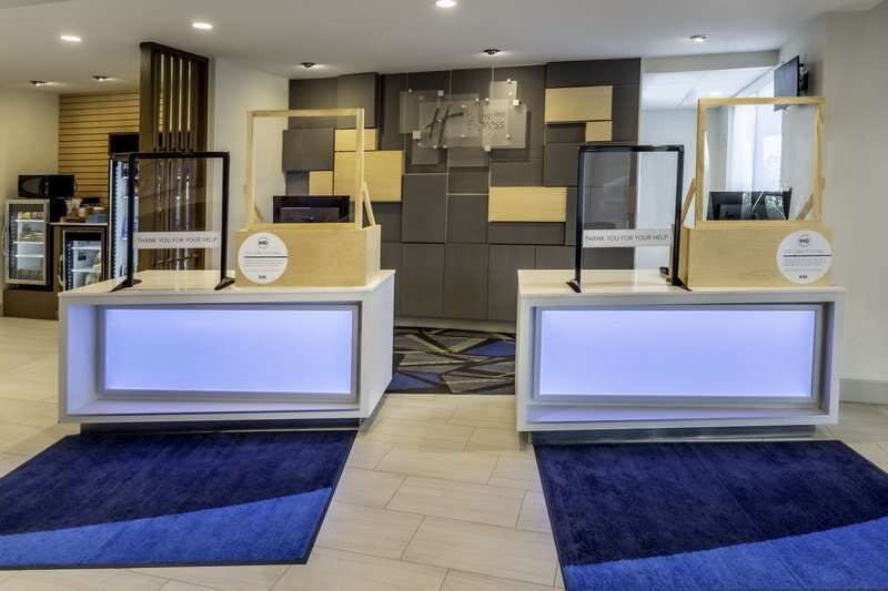 Hotel Holiday Inn Express & Suites Milwaukee – West Allis By Ihg photo 1