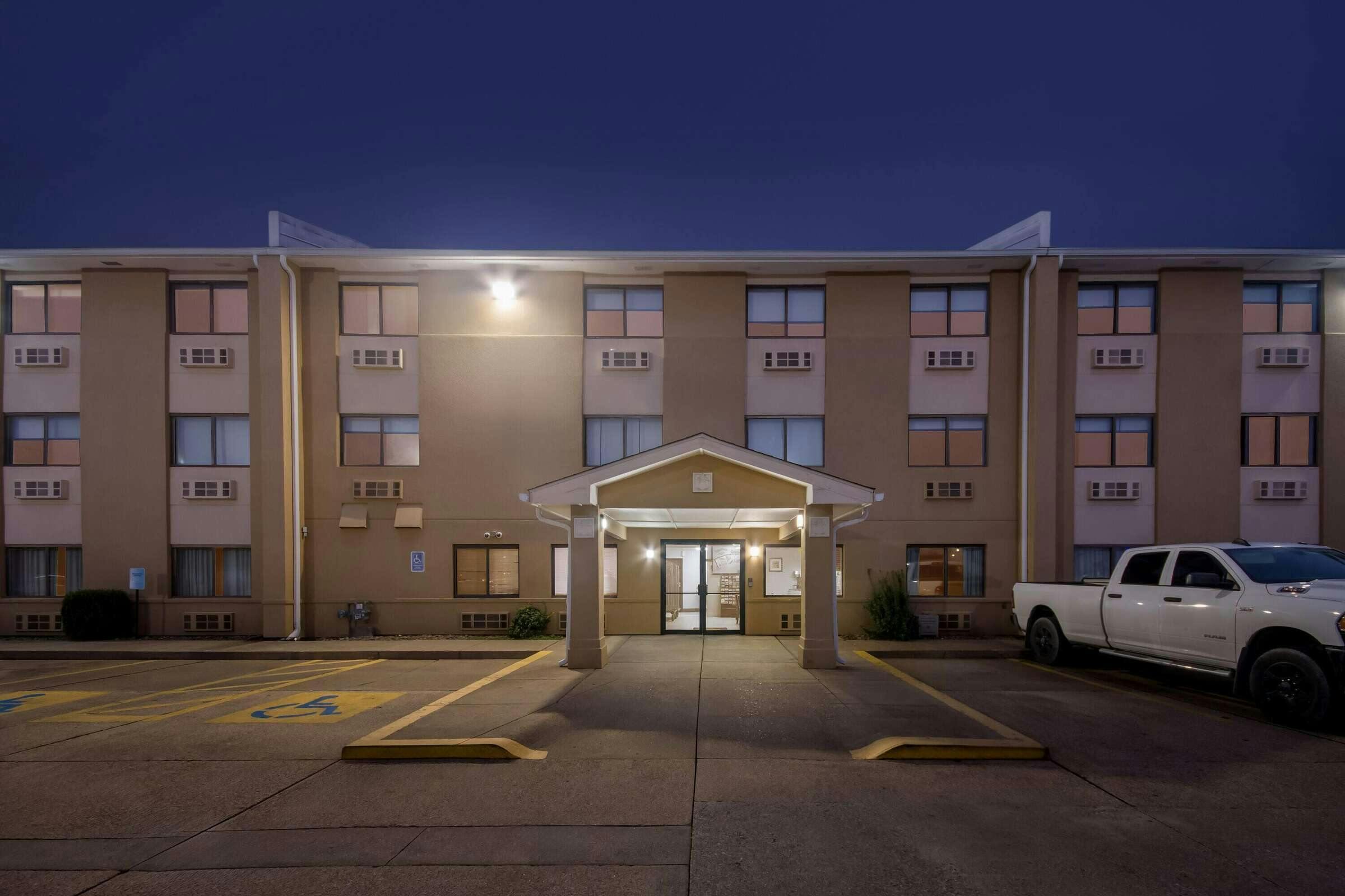 Hotel Super 8 Evansville East photo 2