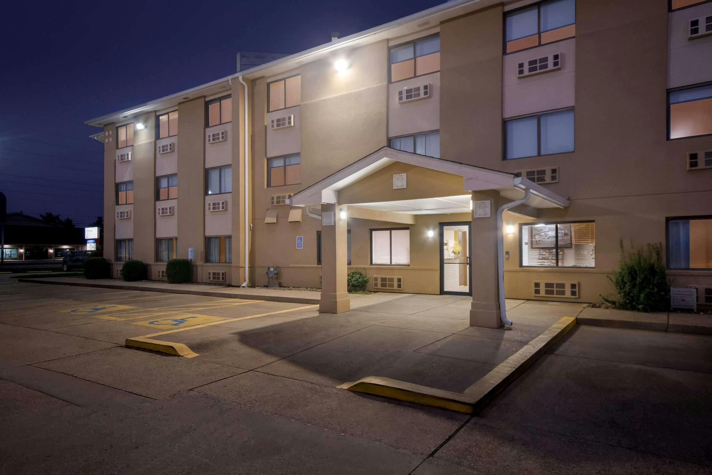 Hotel Super 8 Evansville East photo 4