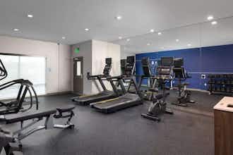 Hotel Holiday Inn Express & Suites HAWAIIAN GARDENS photo 2