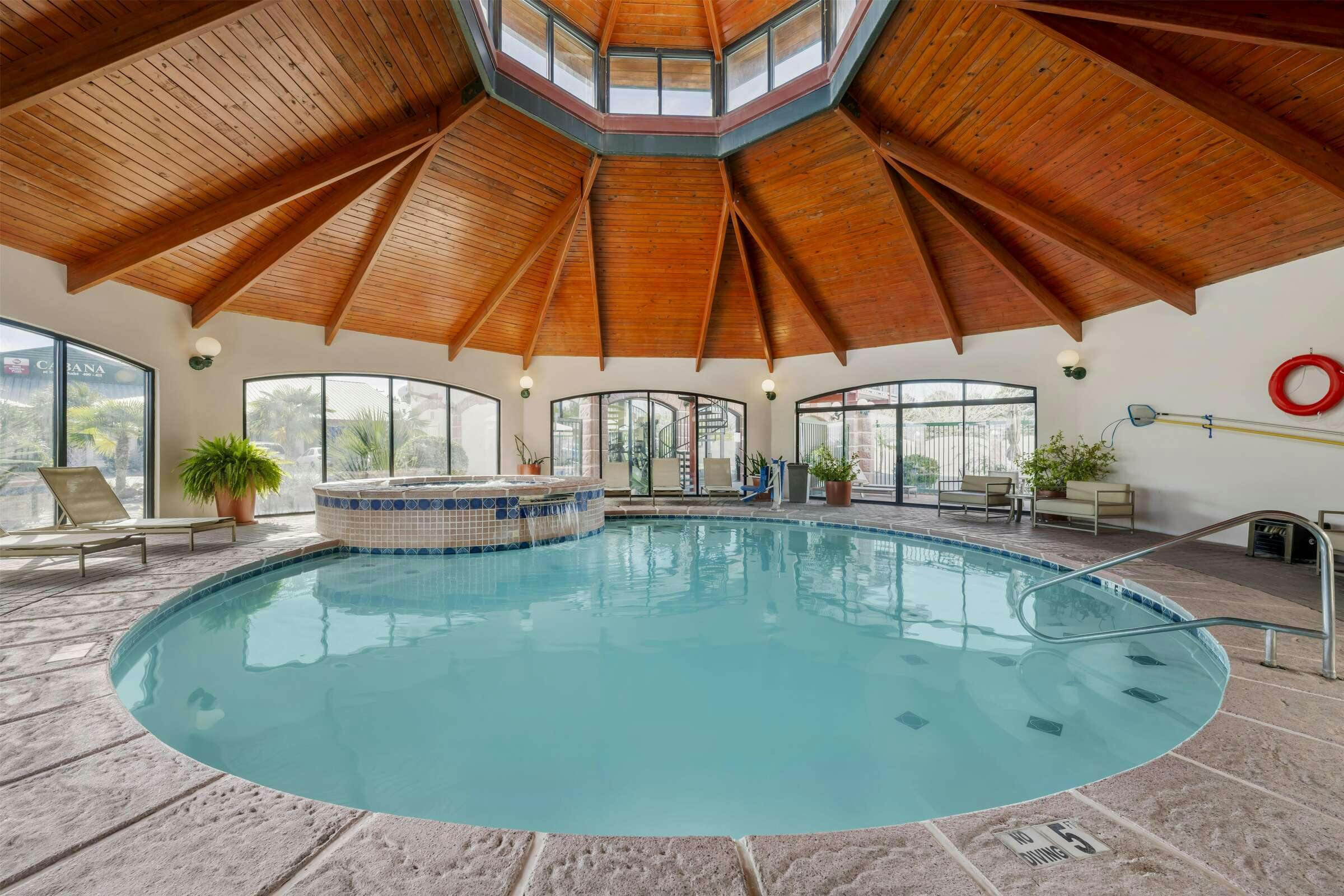 Hotel Best Western Plus Swiss Chalet Hotel & Suites photo 1