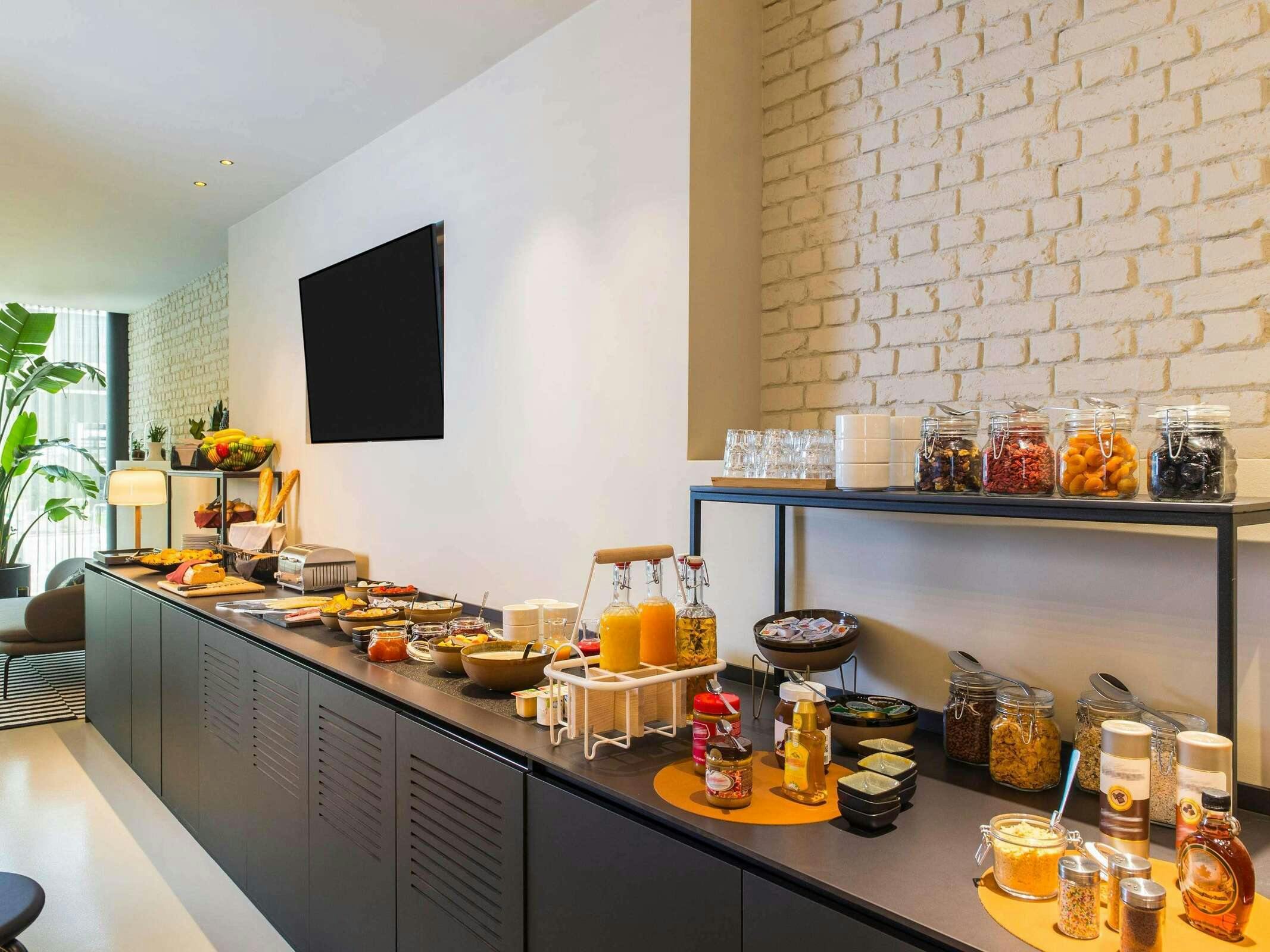 Hotel Ibis Brussels Centre Chatelain photo 1