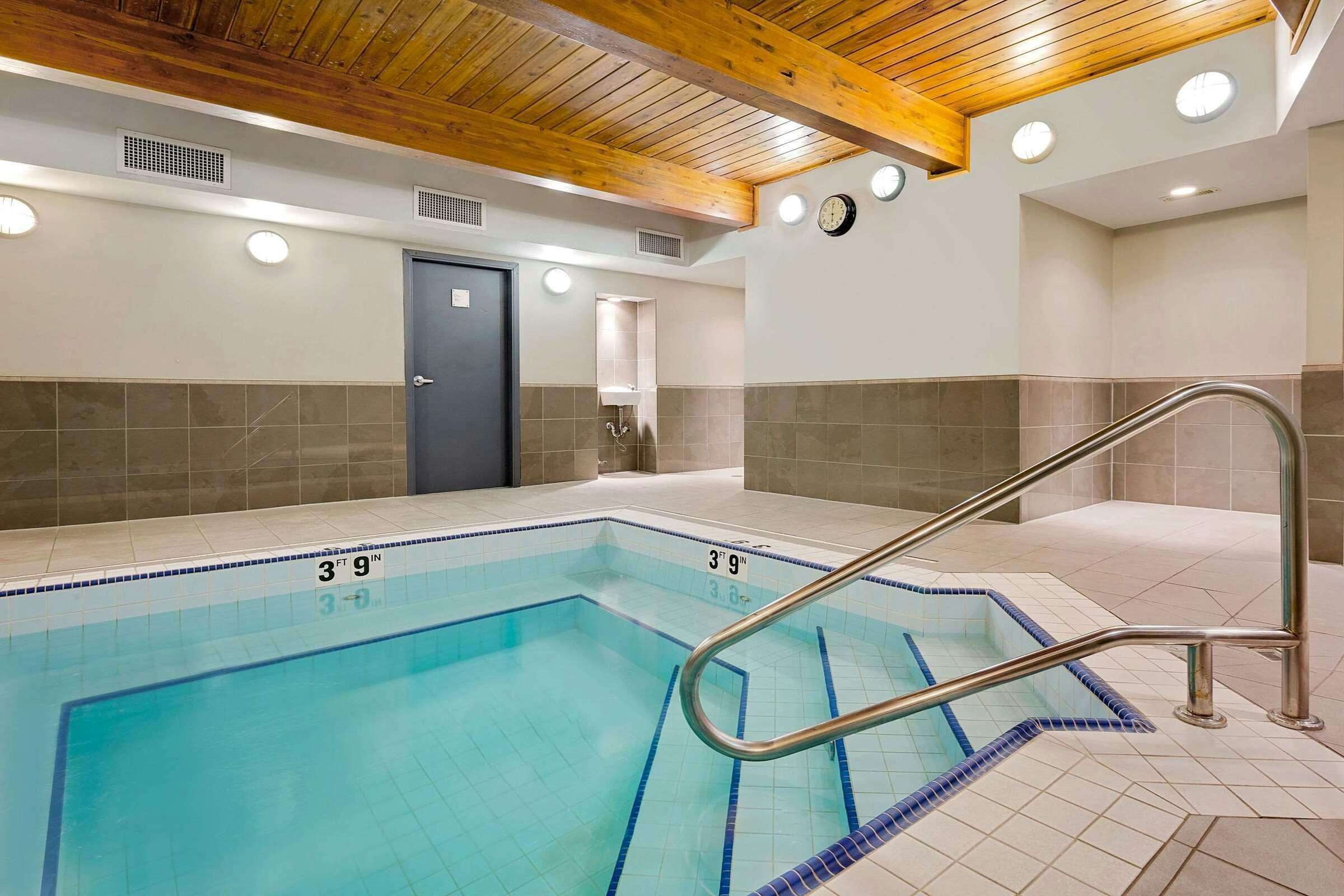 Hotel Ramada Kamloops photo 2