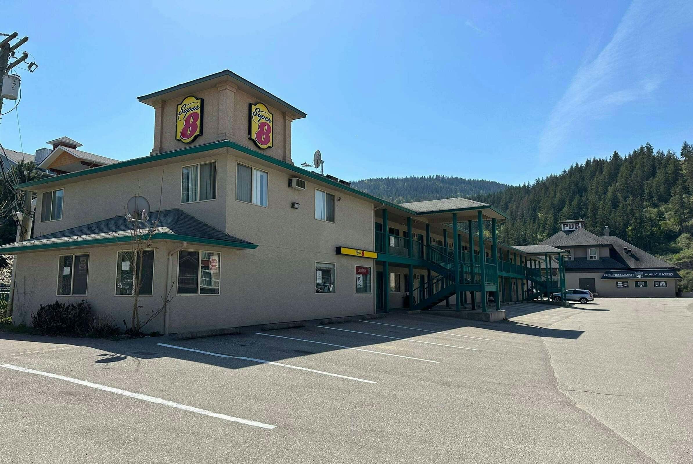 Hotel Super 8 Sicamous photo 3