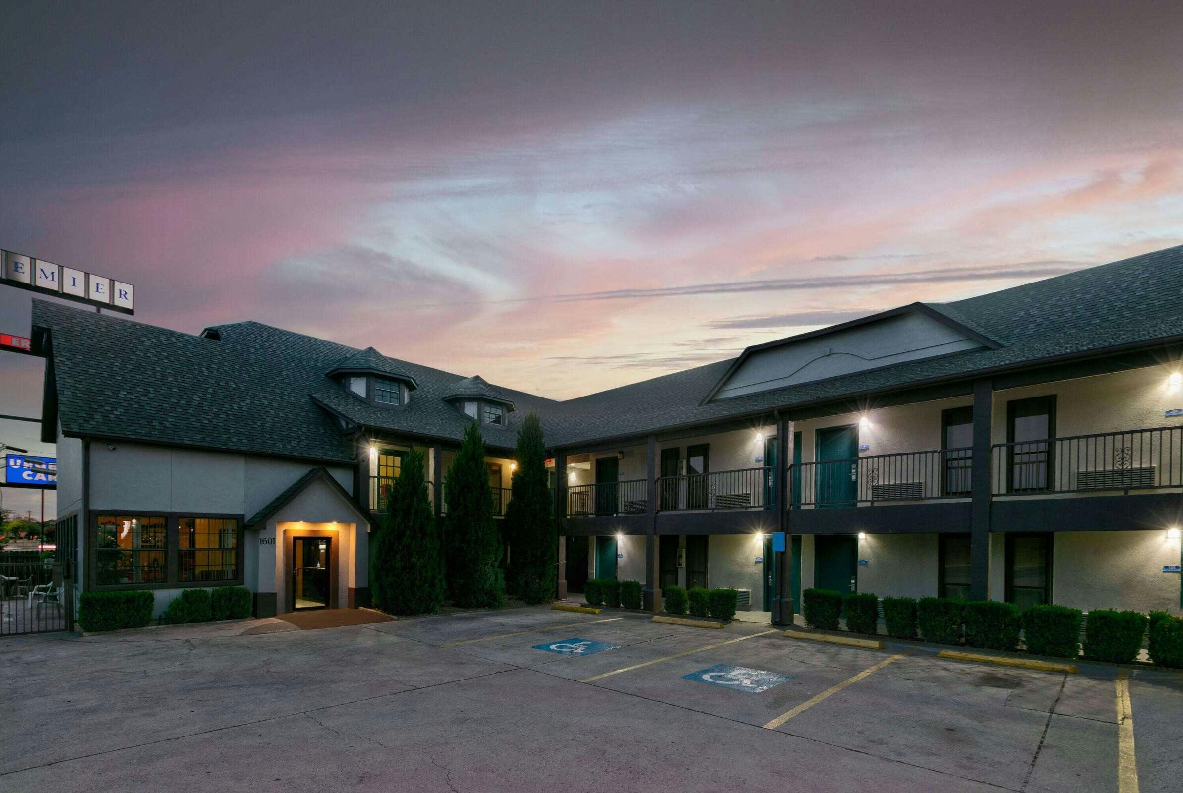Hotel Howard Johnson San Marcos photo 5