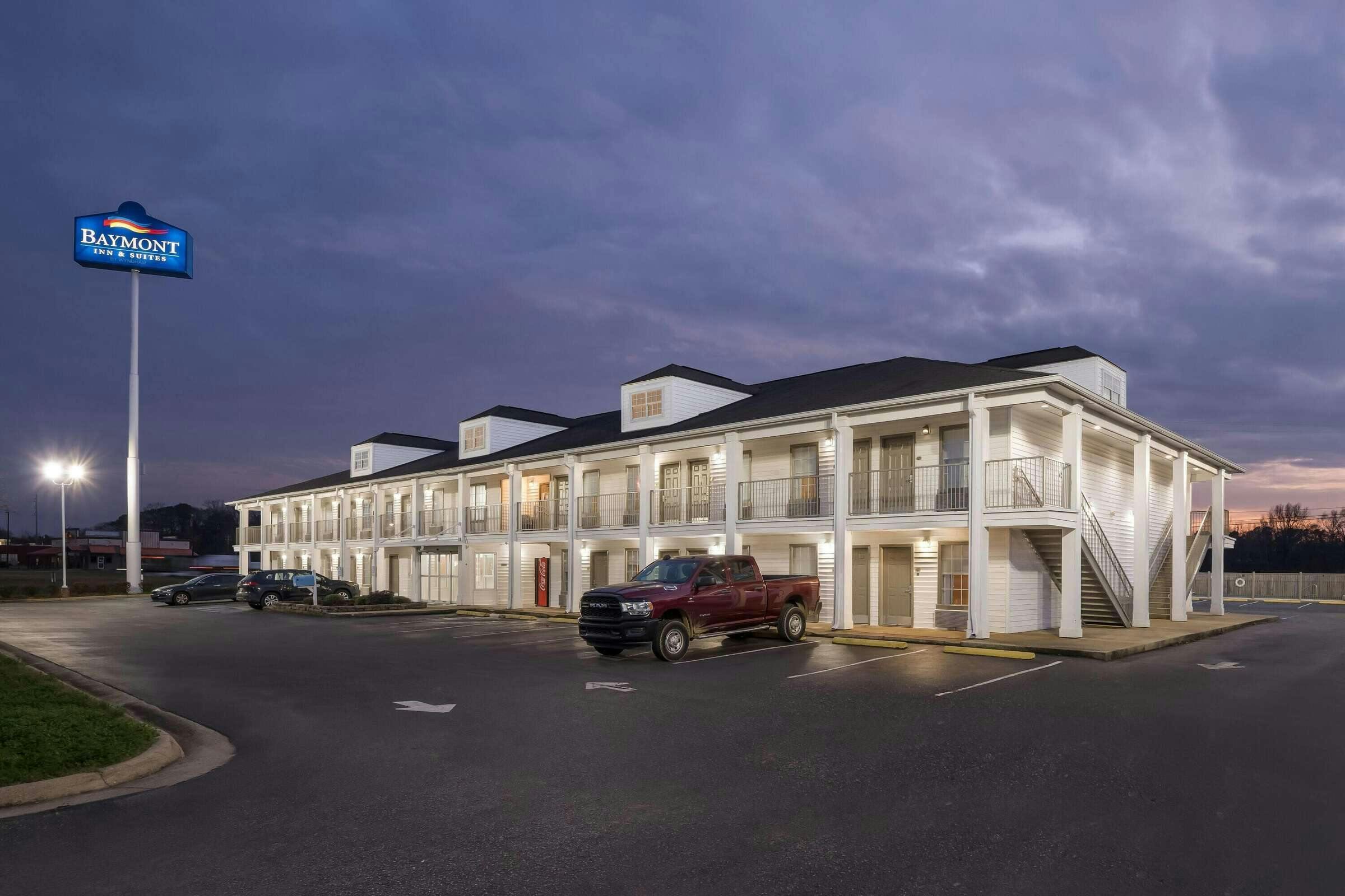 Hotel Baymont Inn Suites Tuscaloosa photo 2