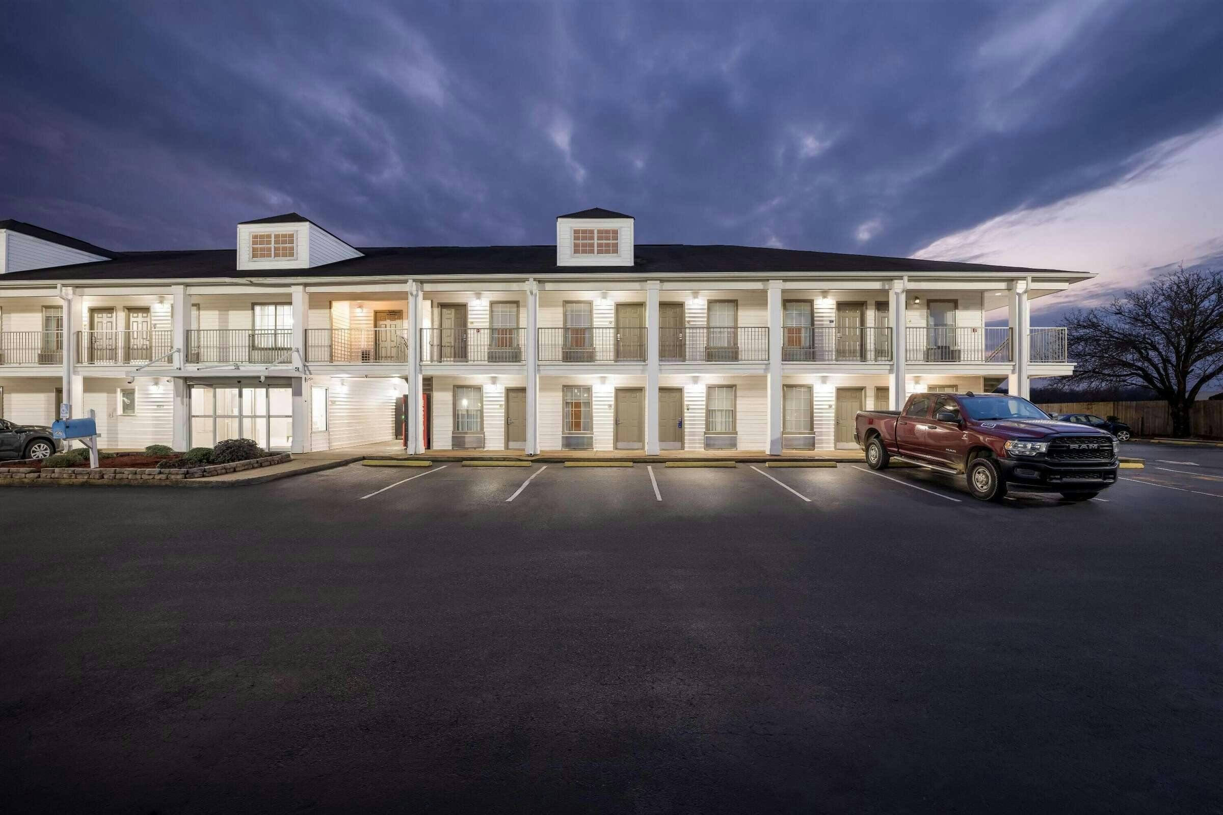 Hotel Baymont Inn Suites Tuscaloosa photo 4