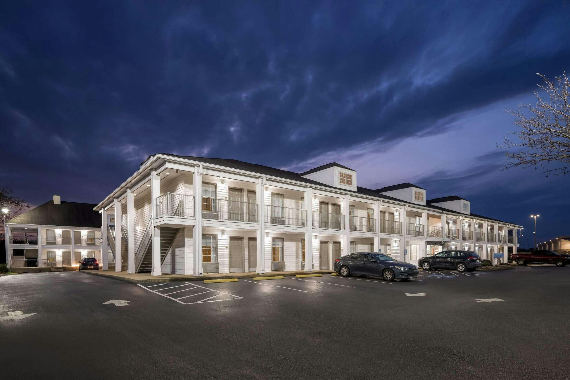 Hotel Baymont Inn Suites Tuscaloosa photo 5