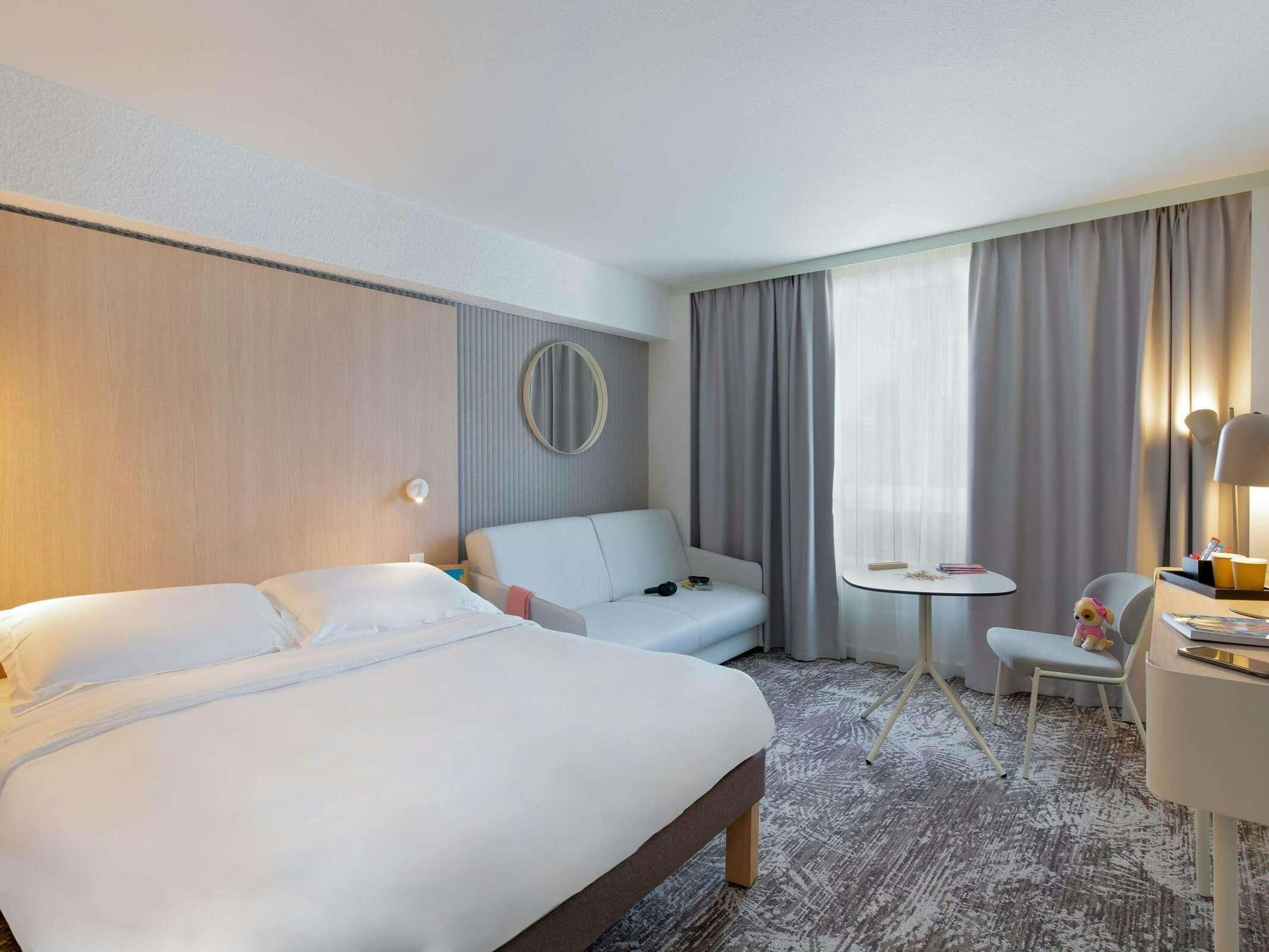 Hotel Novotel Pont de L'Arc Fenouillères photo 5