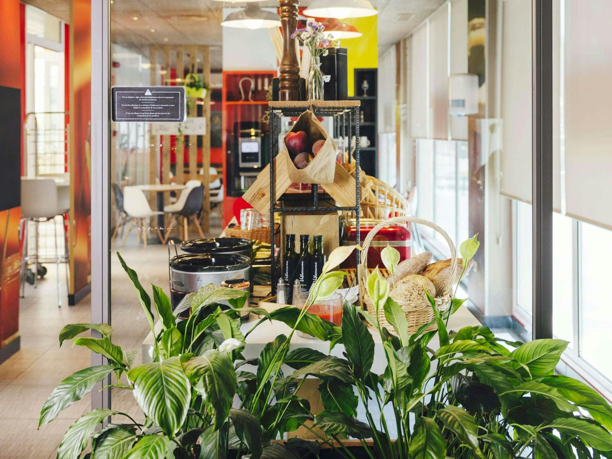 Hotel Ibis Sevilla photo 2