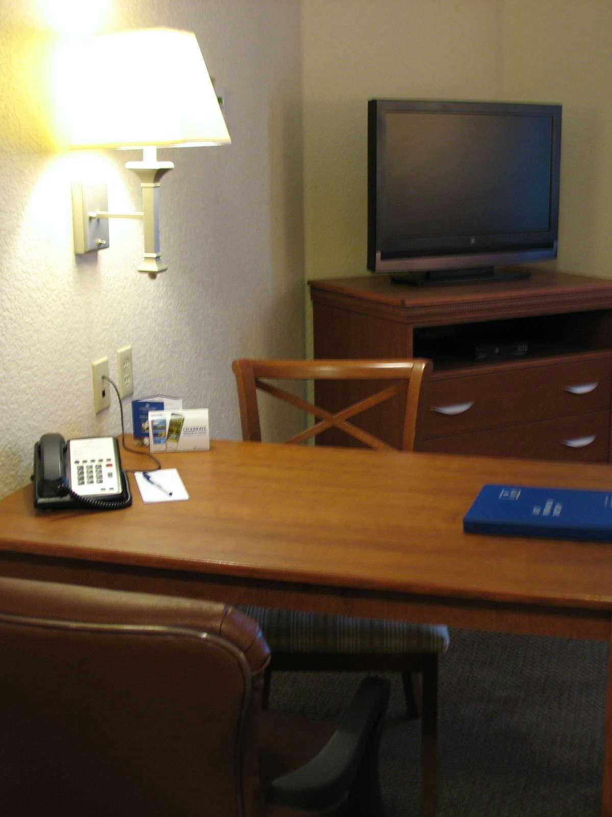 Hotel Candlewood Suites Fayetteville U of A photo 2