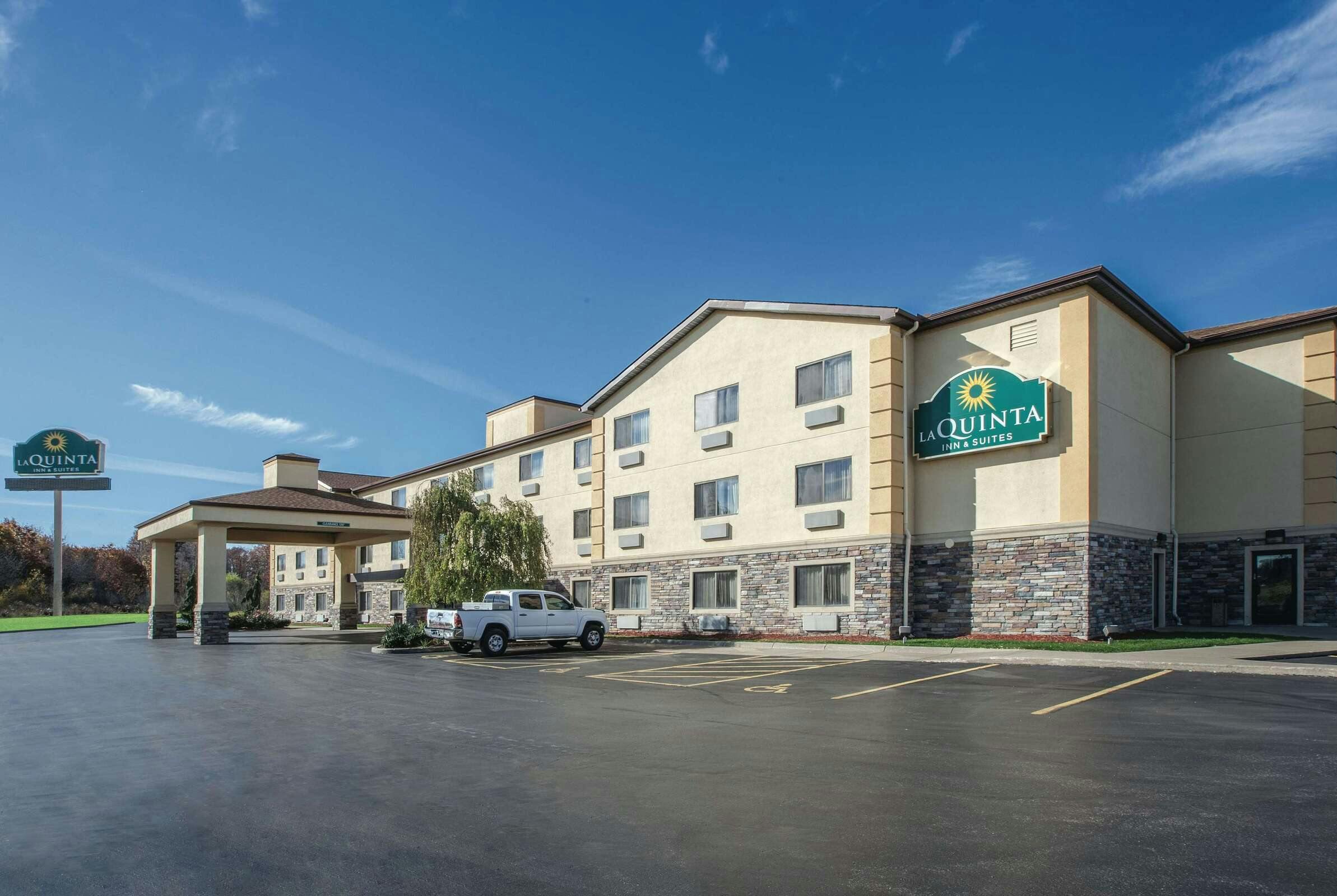 Hotel La Quinta Inn & Suites by Wyndham Erie photo 1