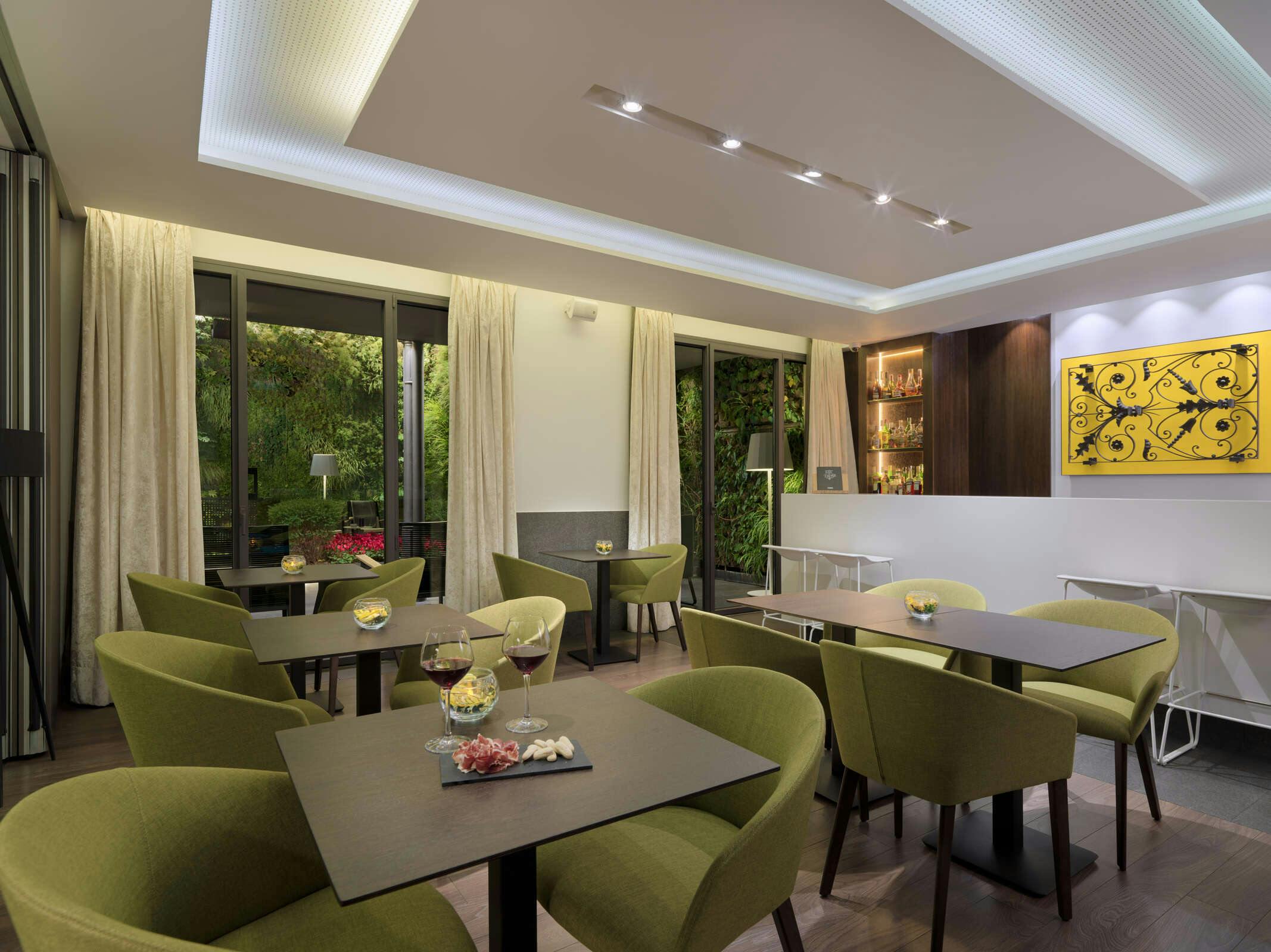 Hotel H10 Urquinaona Plaza photo 2