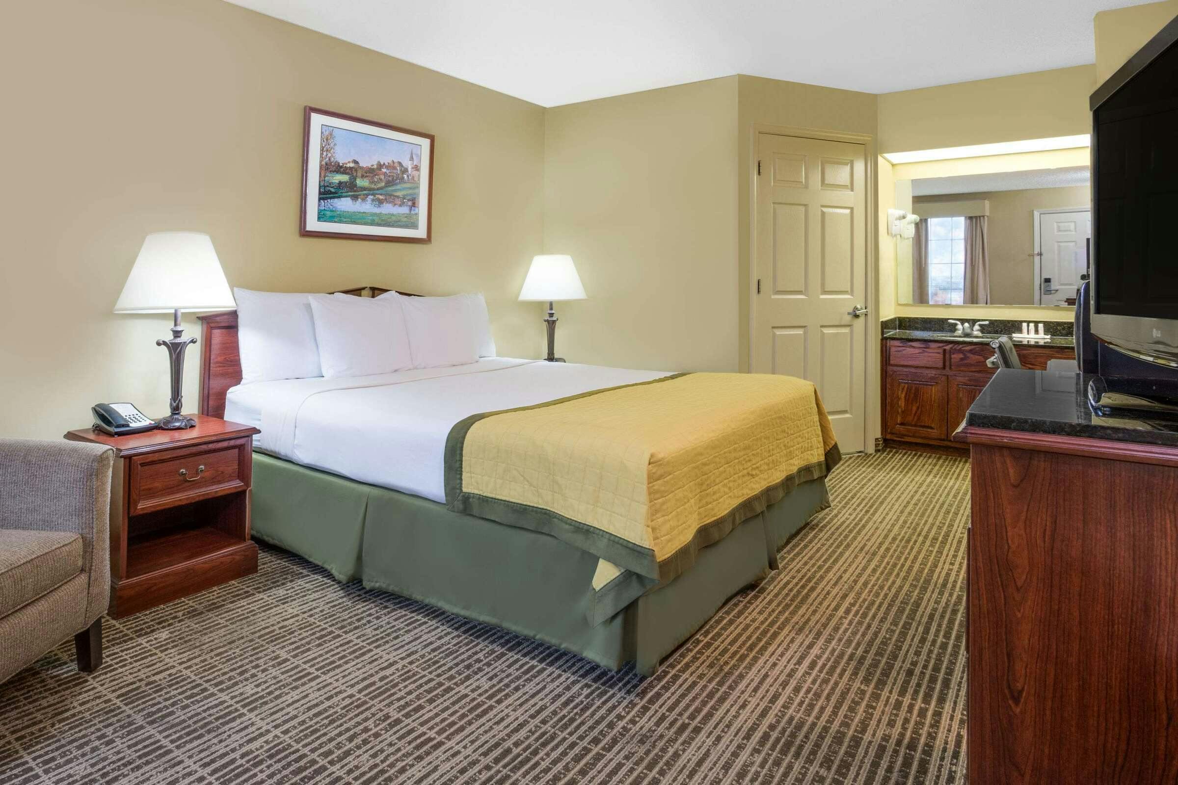 Hotel Baymont IS Thomasville photo 5