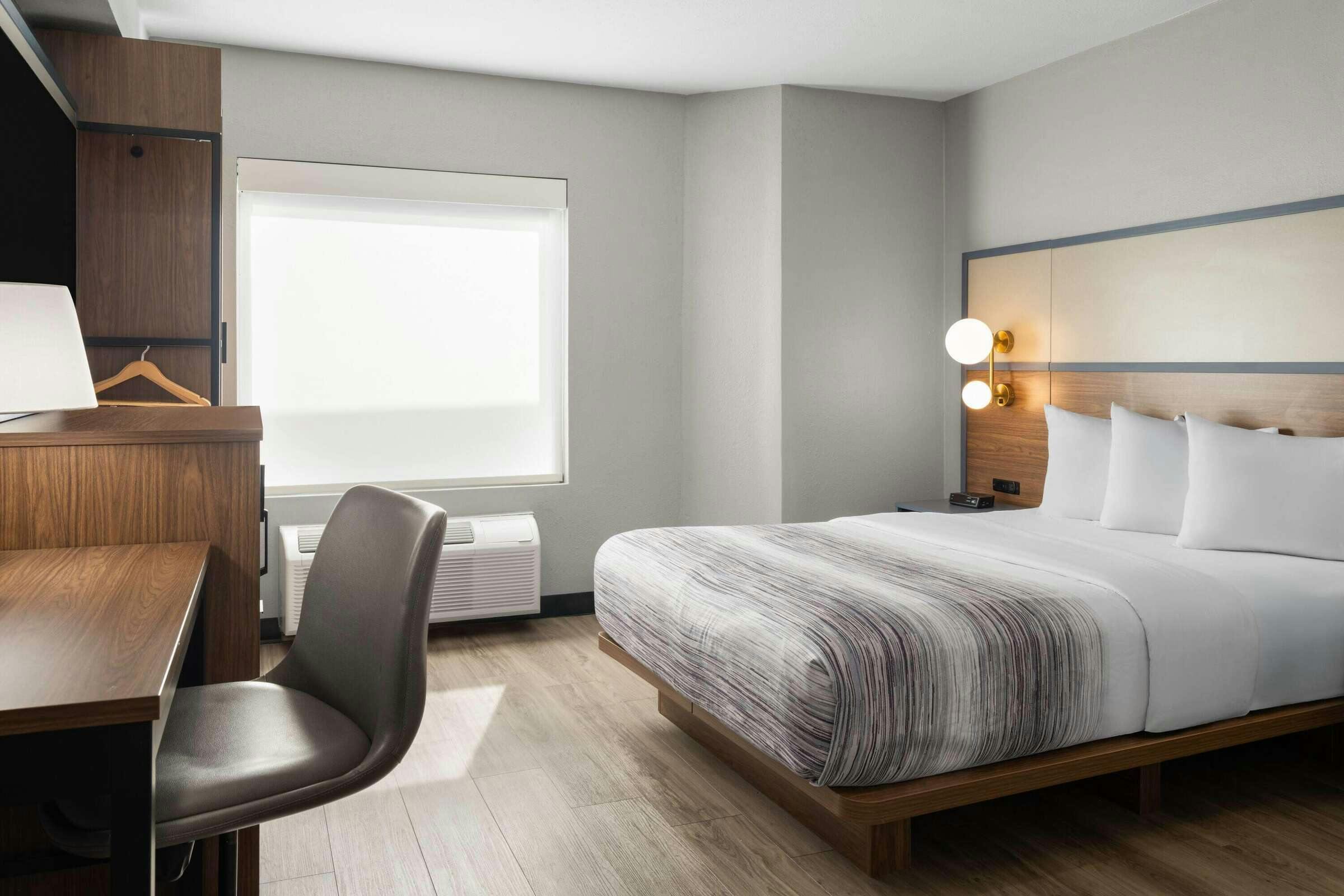 Hotel AmericInn Urbana photo 1