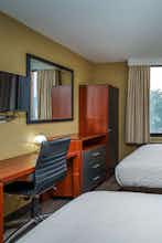 Hotel Sky Hotel Flushing photo 1