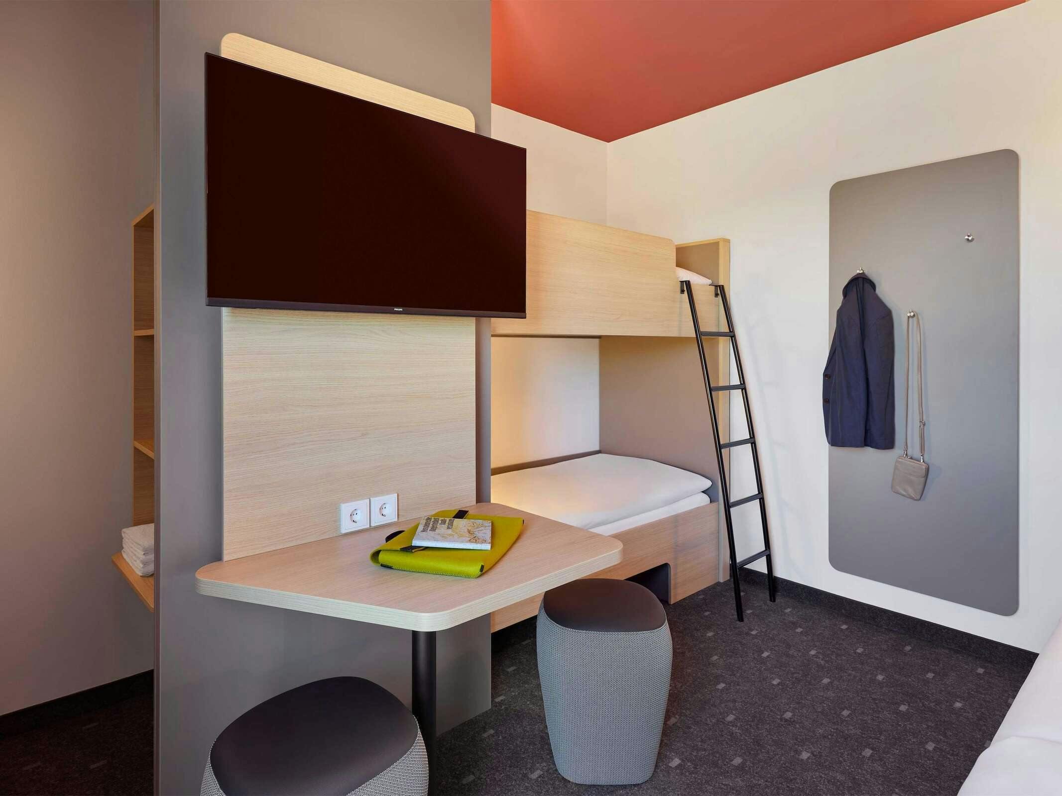 Hotel B&B HOTEL Frankfurt City-Ost photo 4