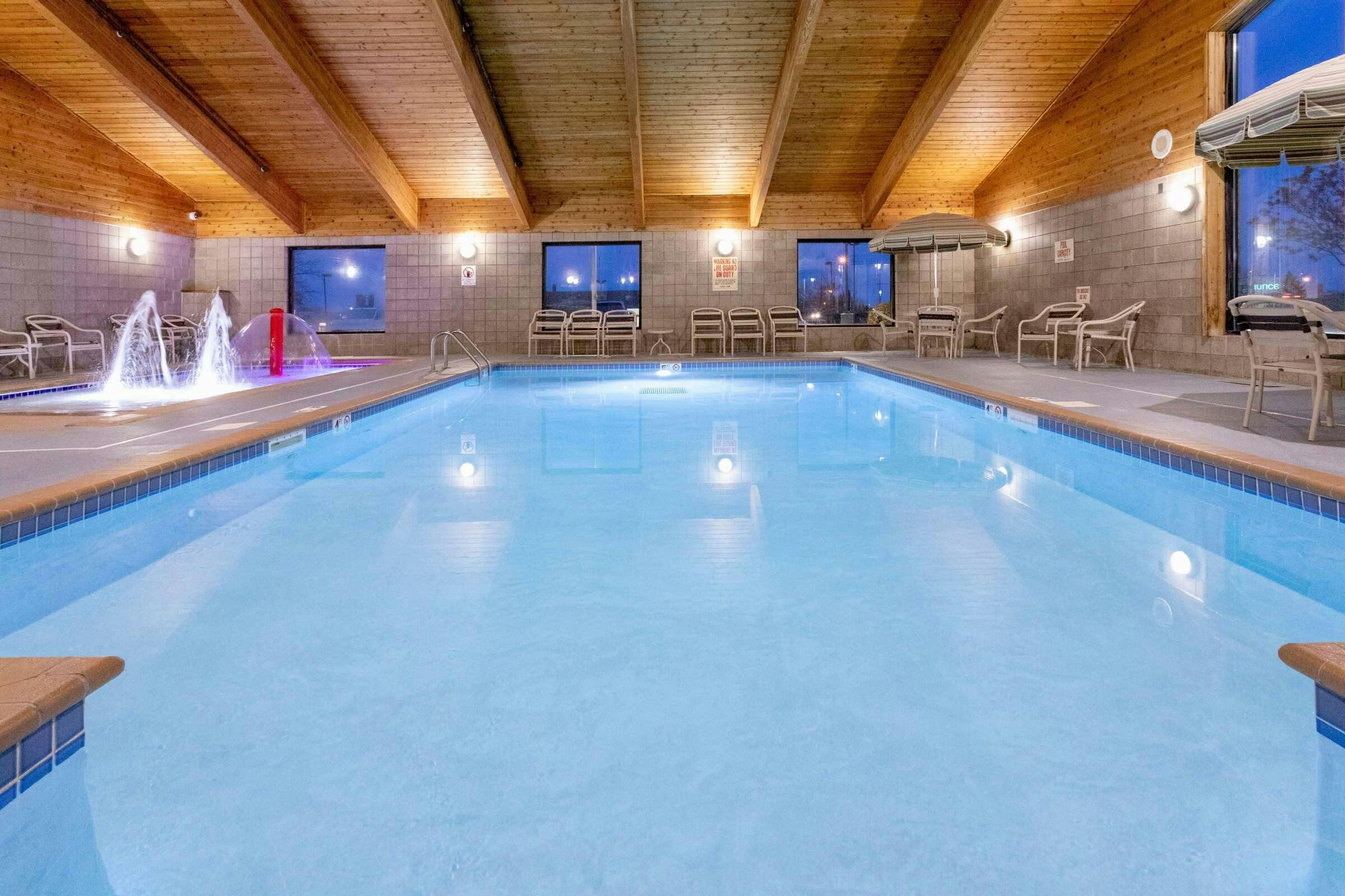 Hotel AmericInn Fergus Falls photo 2