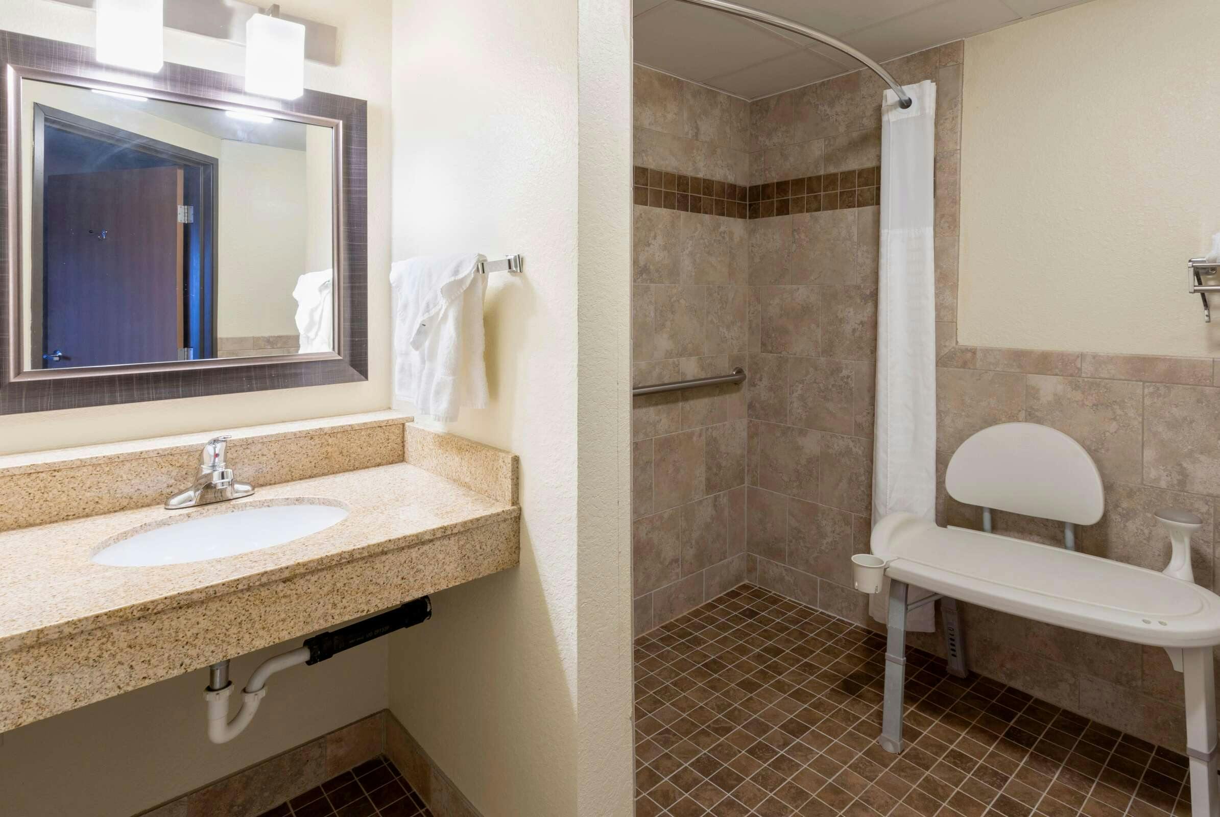 Hotel AmericInn Fergus Falls photo 4