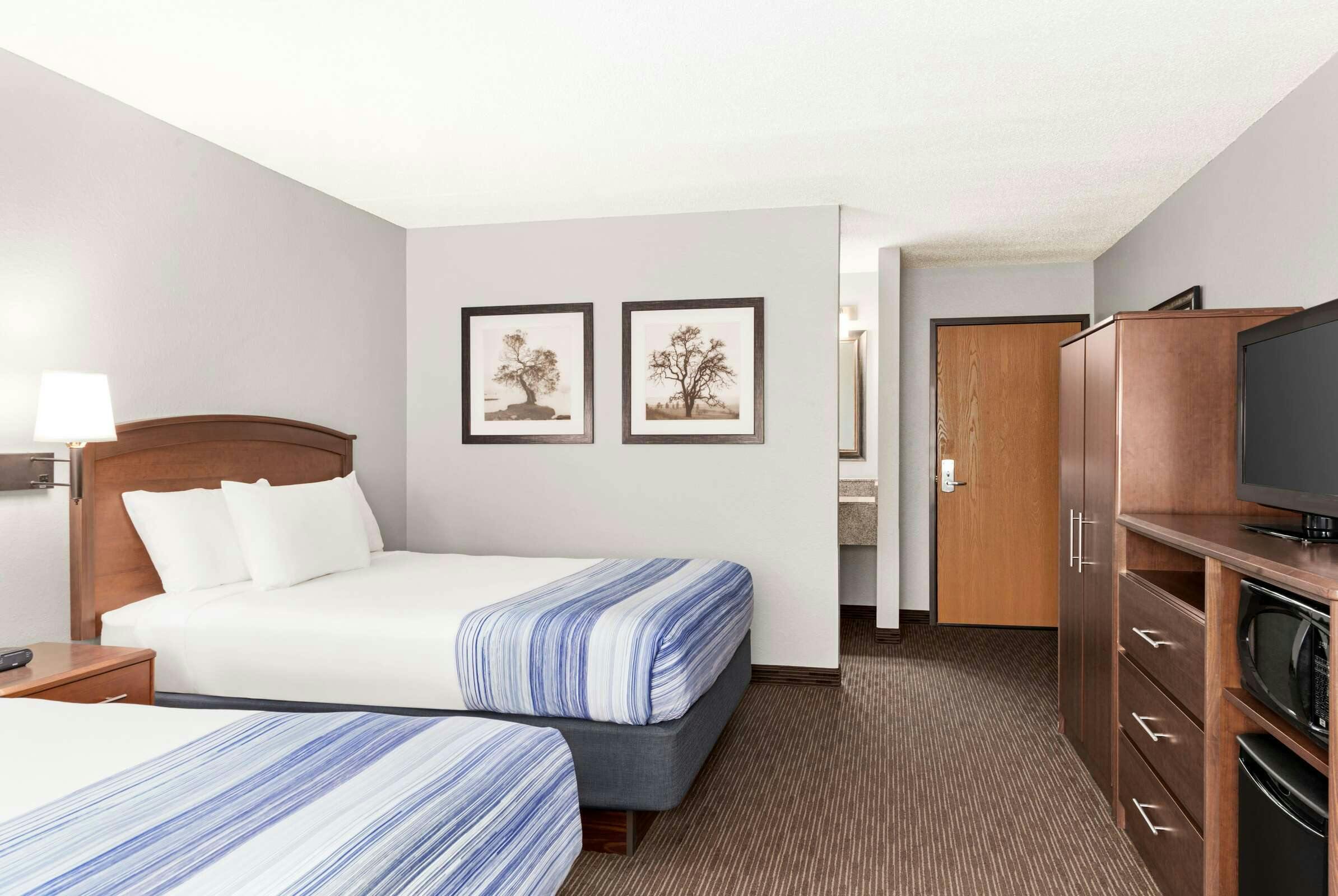 Hotel AmericInn Fergus Falls photo 5