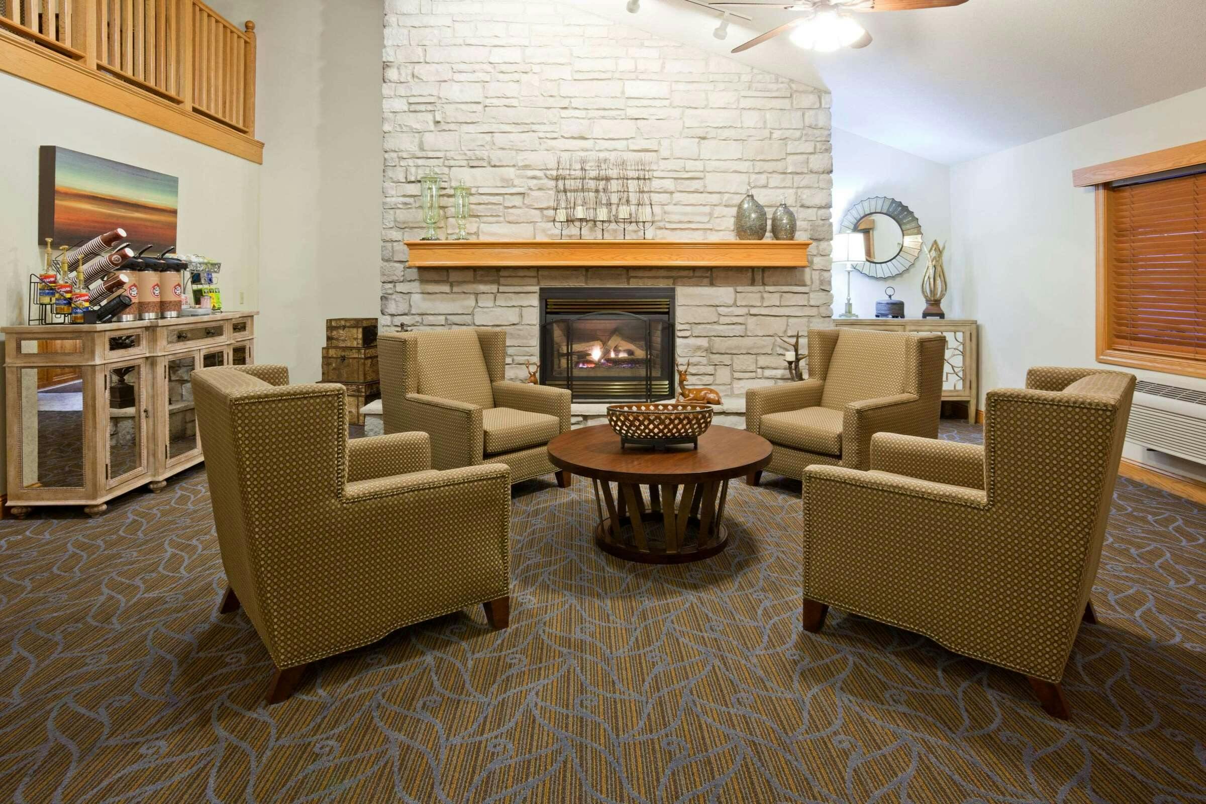Hotel AmericInn Prnctn MN photo 3