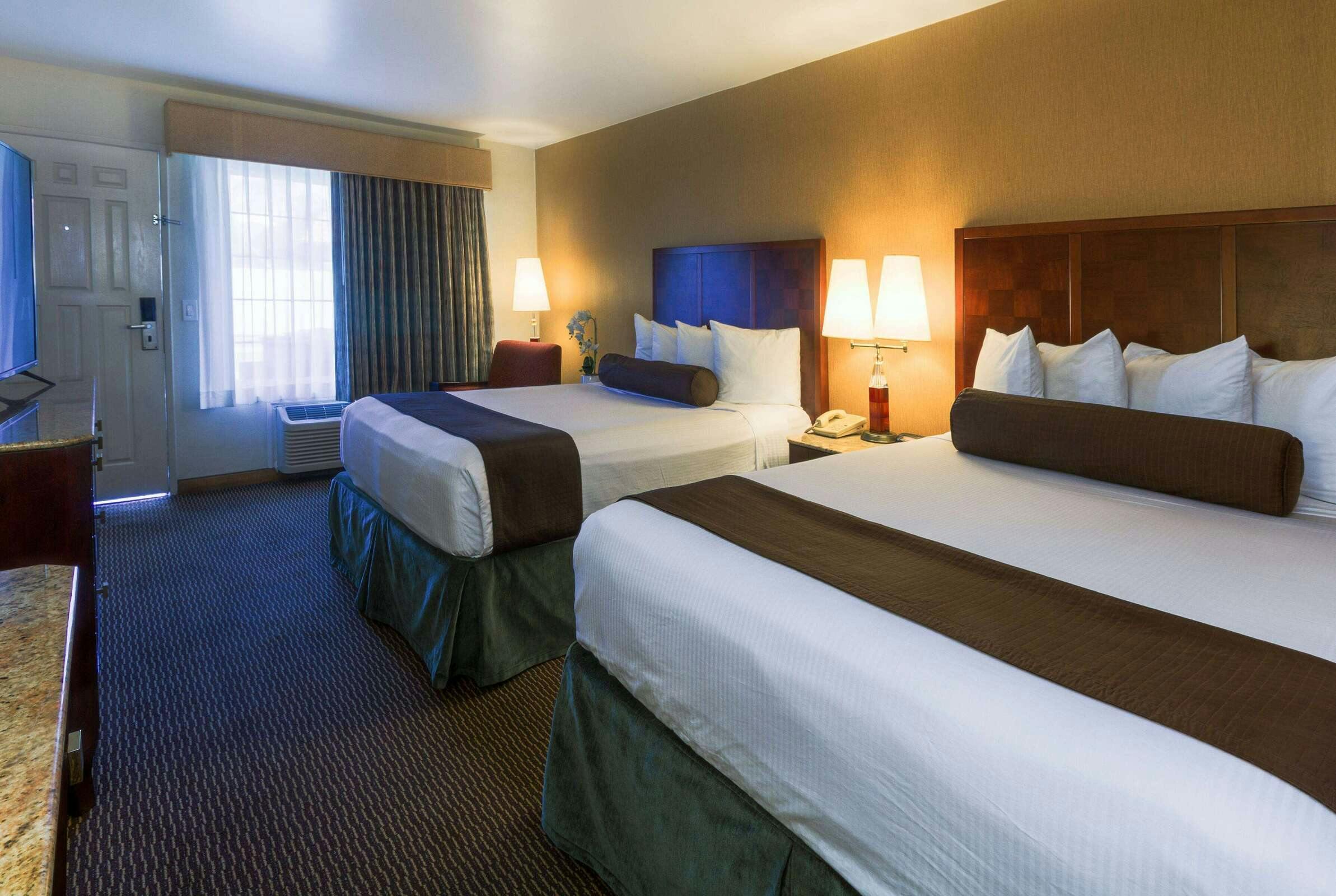 Hotel Ramada Costa Mesa photo 3