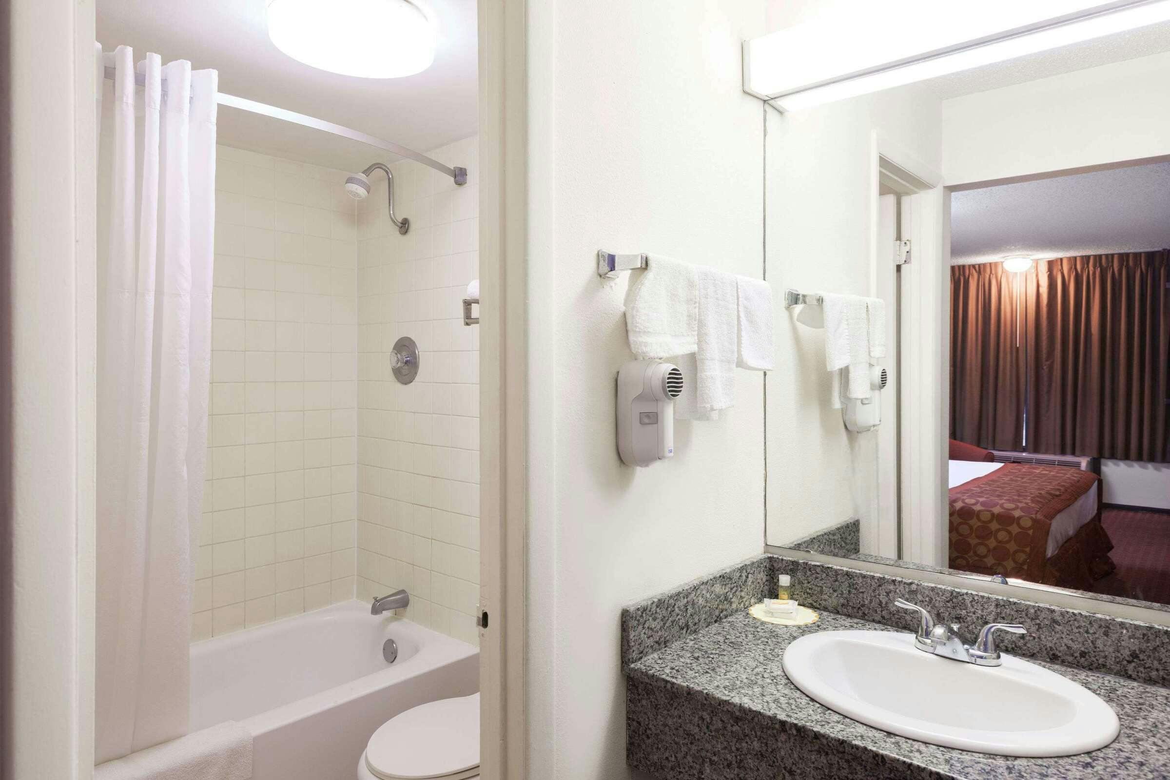 Hotel Baymont Lafayette photo 5