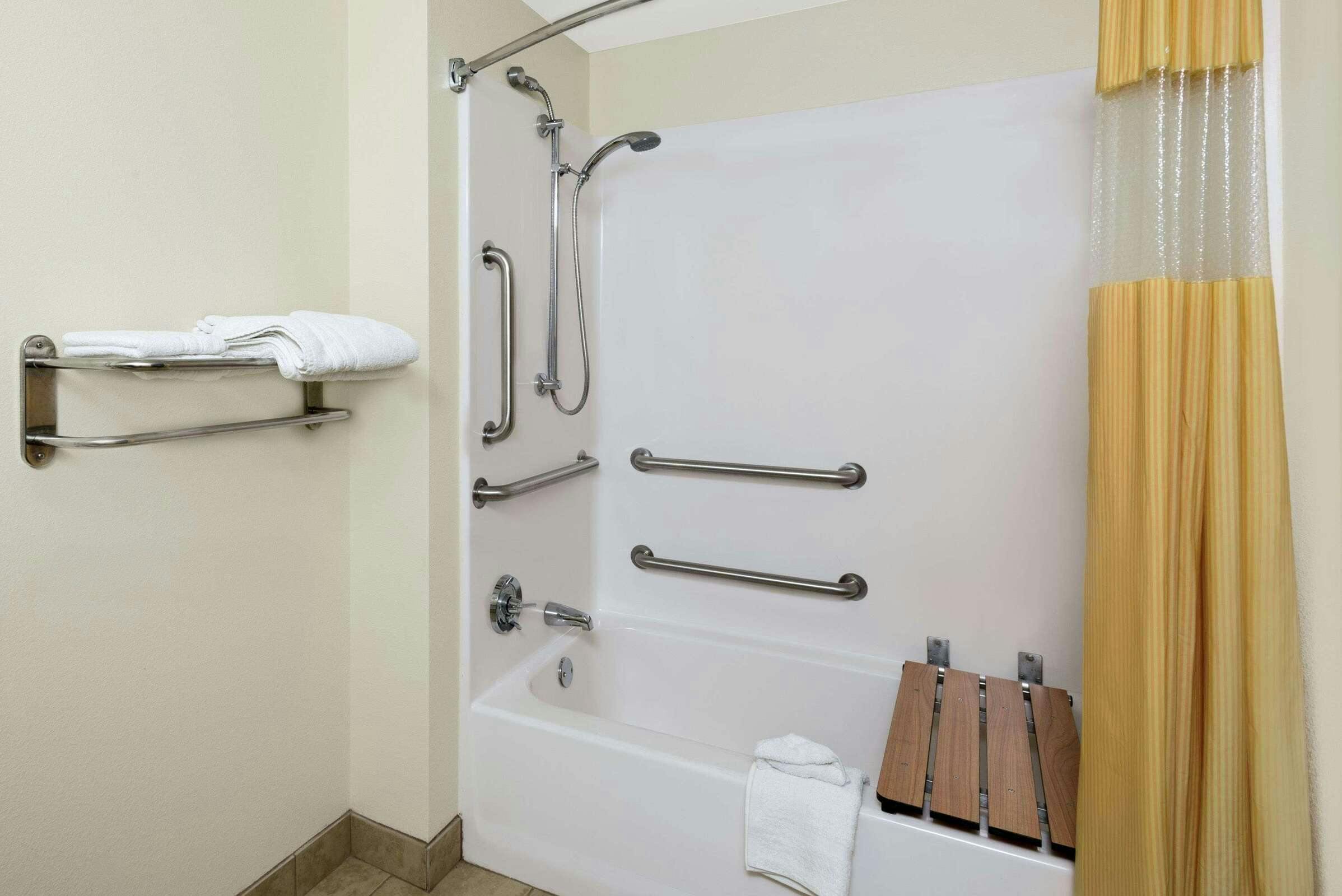 Hotel Days Inn Geneva Finger Lakes photo 2