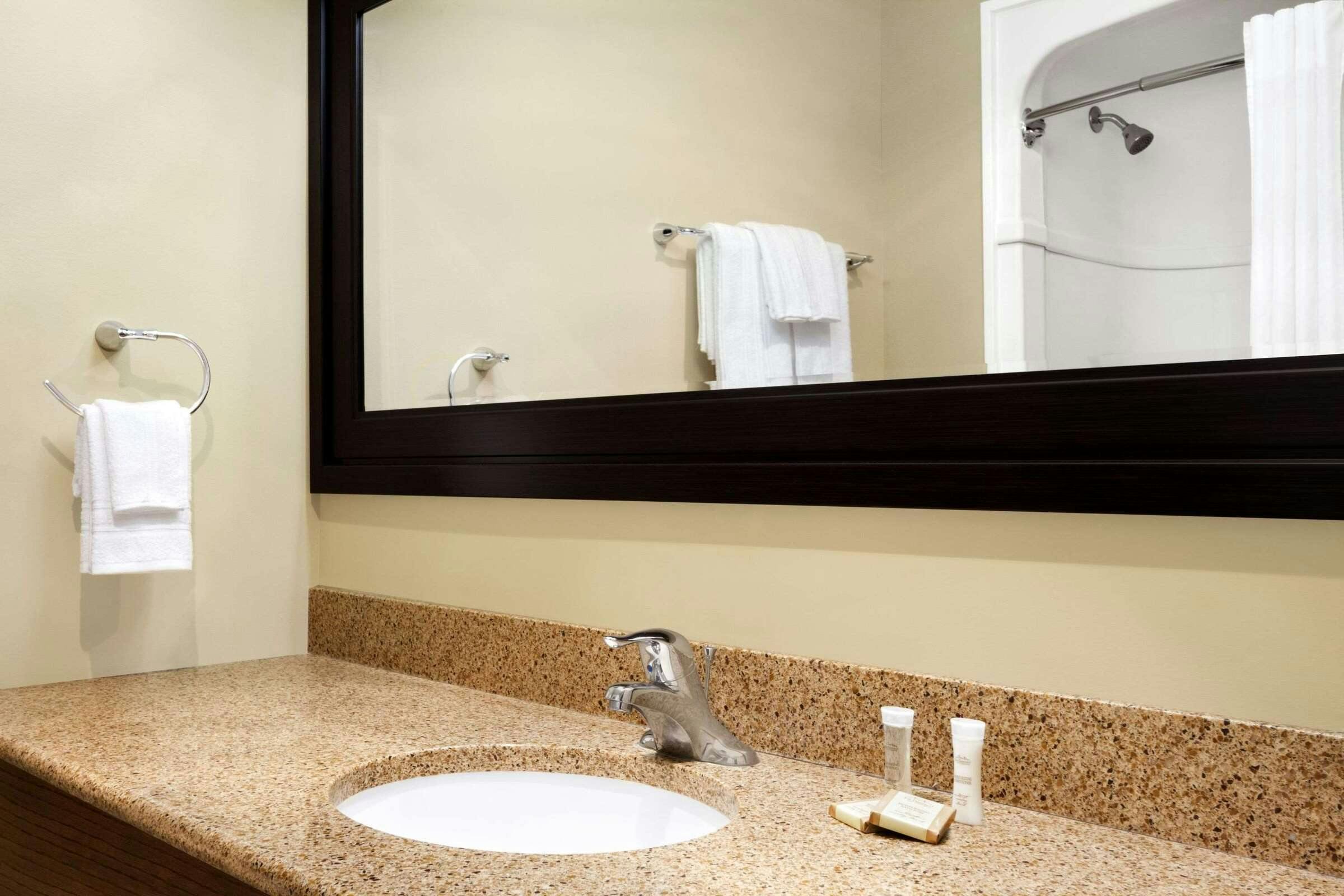 Hotel Super 8 Brockville photo 3