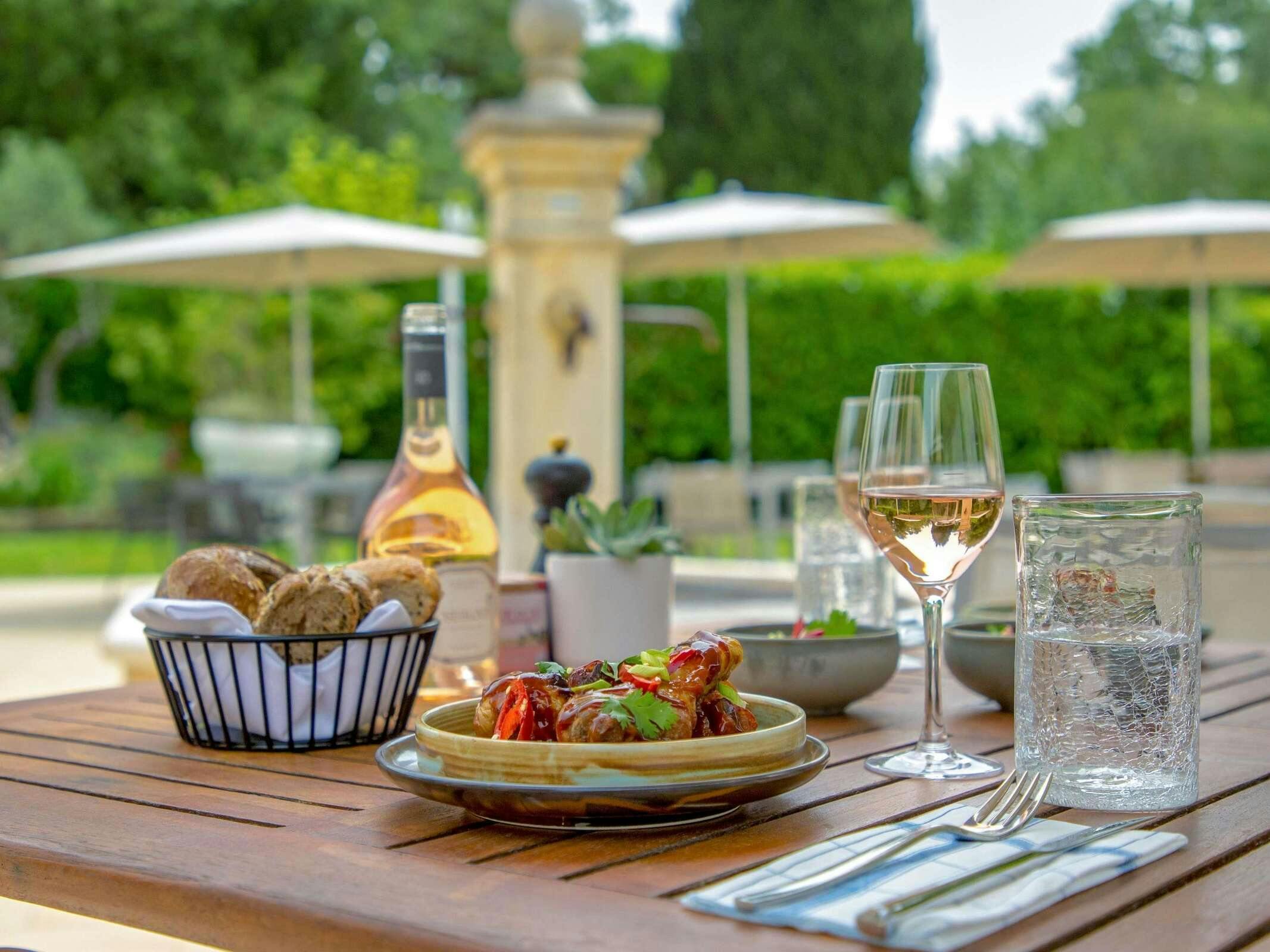 Hotel Novotel Pont de L'Arc Fenouillères photo 4