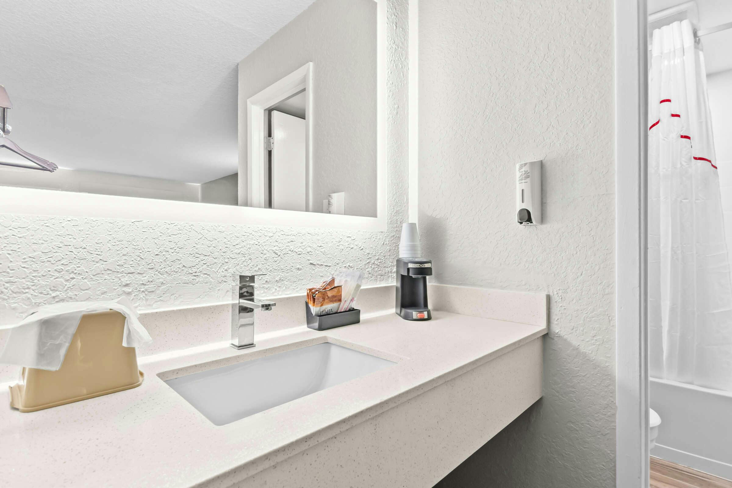 Hotel Red Roof Inn Panama City Beach photo 5