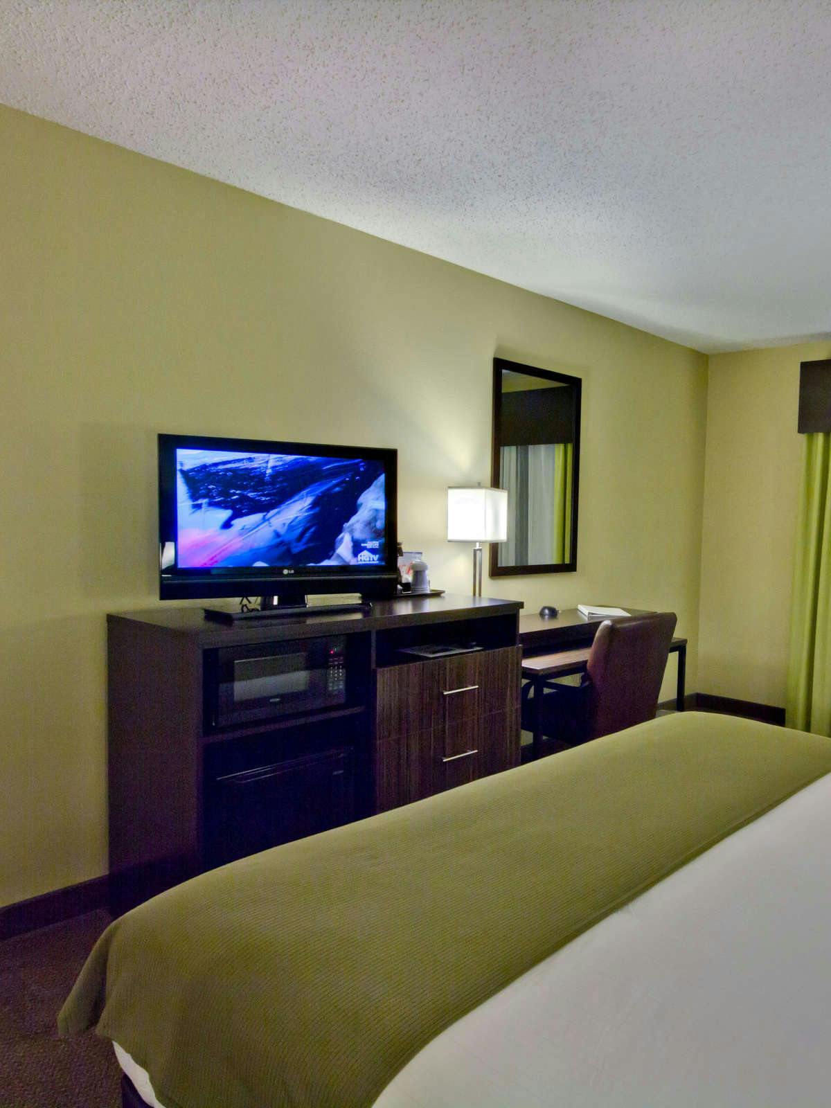 Hotel Holiday Inn Express Tampa I-75 photo 2