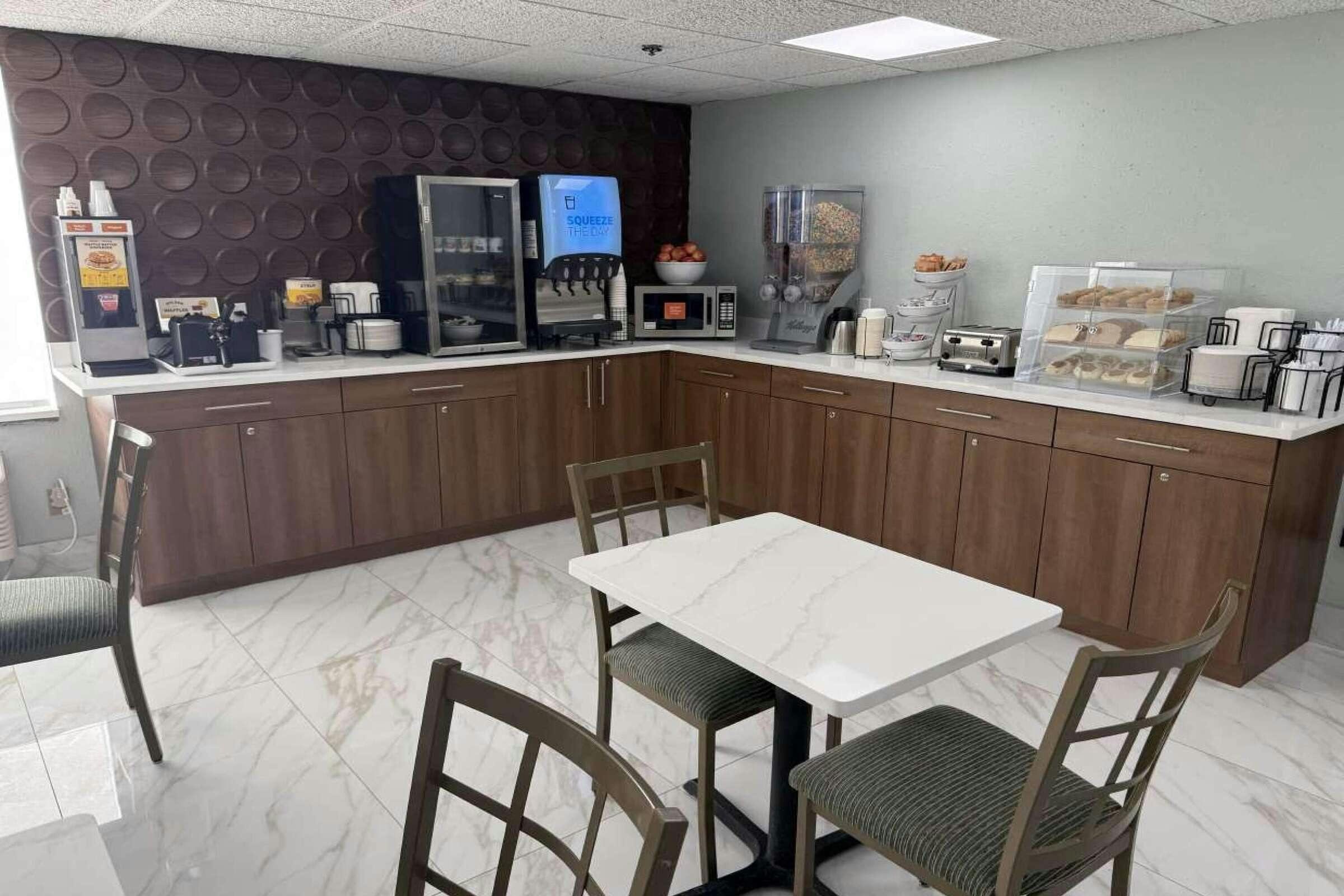 Hotel Wingate Livonia MI photo 2