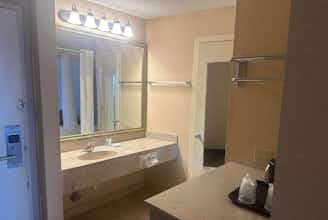 Hotel Wingate Livonia MI photo 5