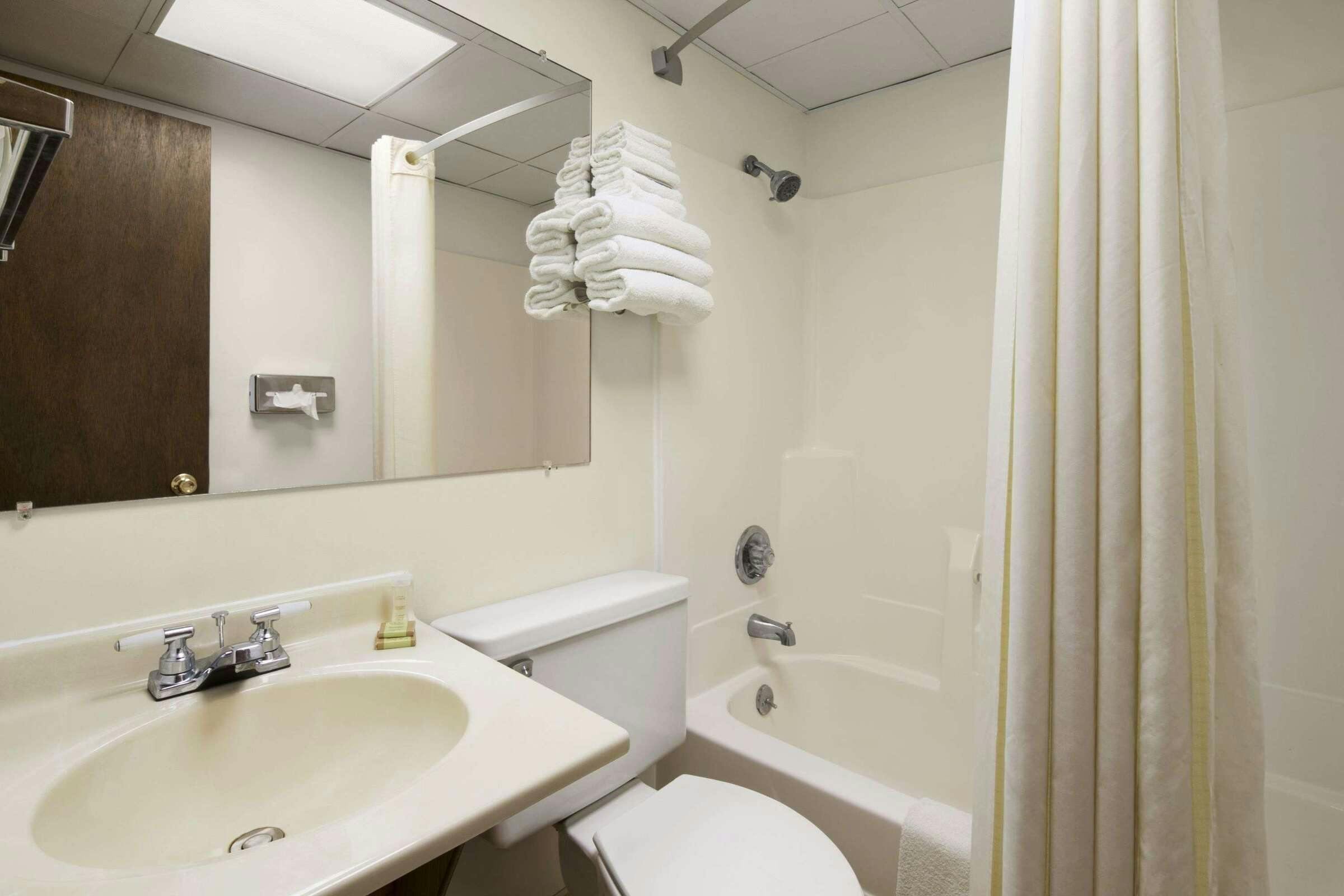 Hotel Super 8 Redfield photo 3