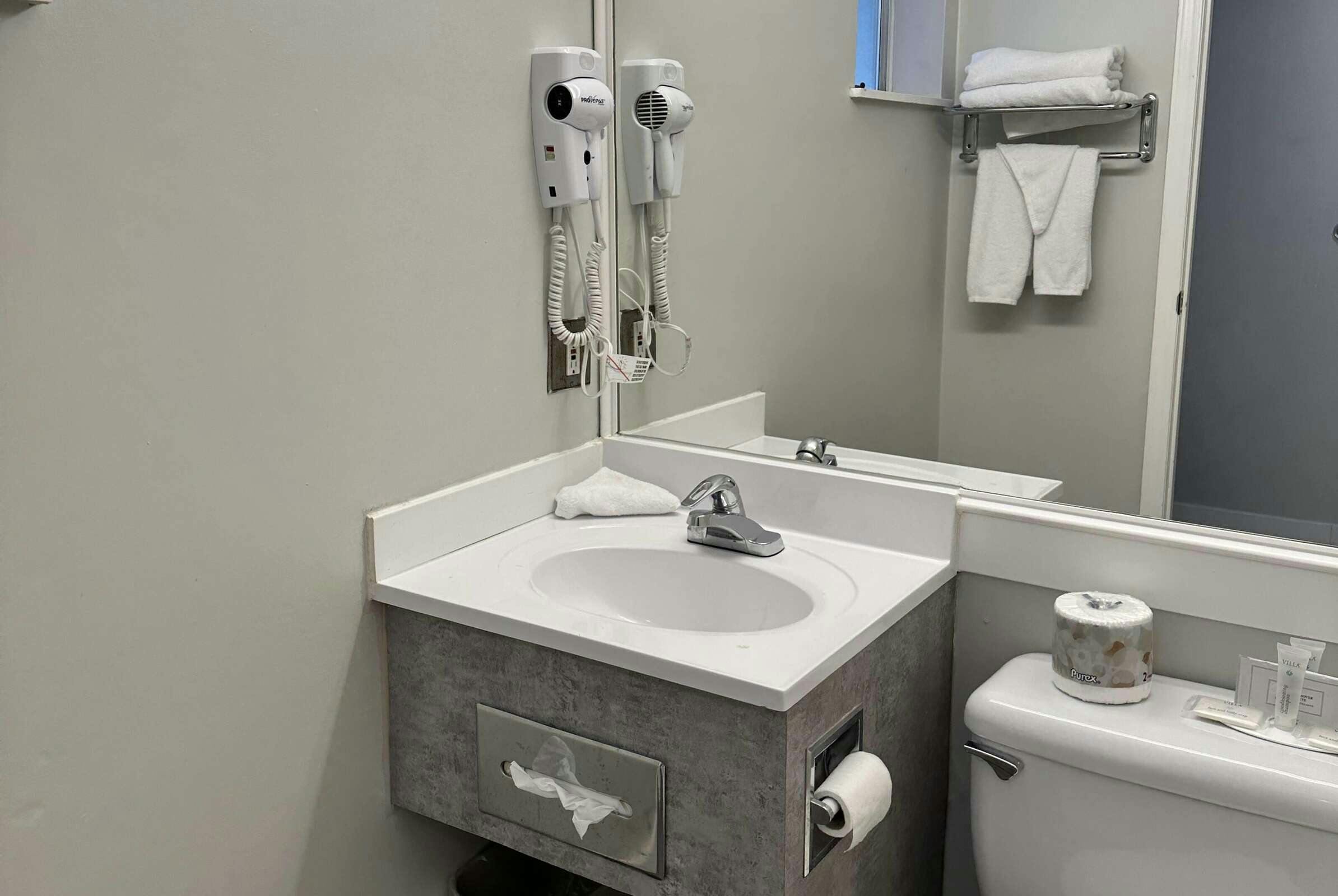 Hotel Travelodge Langley photo 3