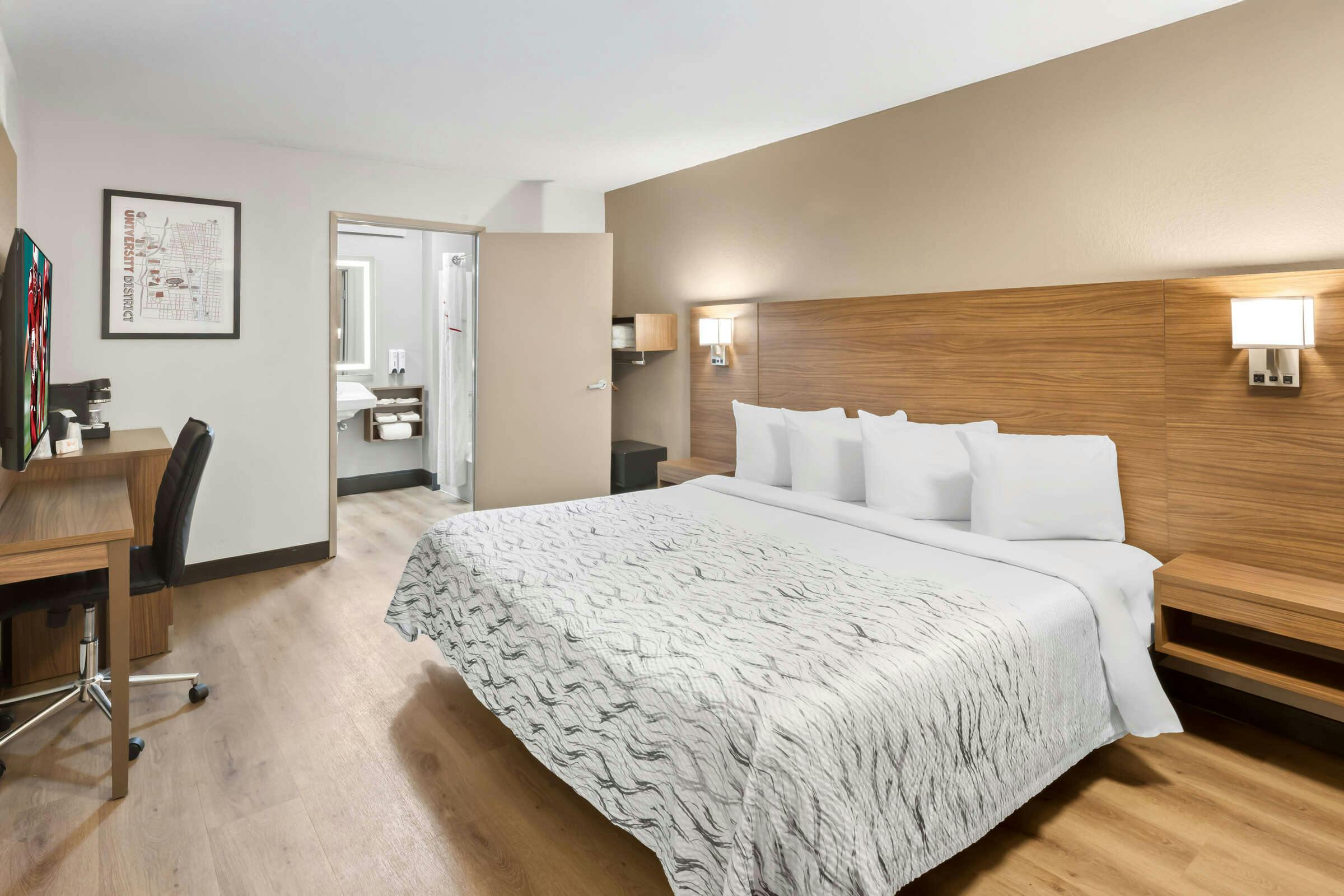 Hotel Red Roof PLUS+ Columbus-Ohio State University OSU photo 2