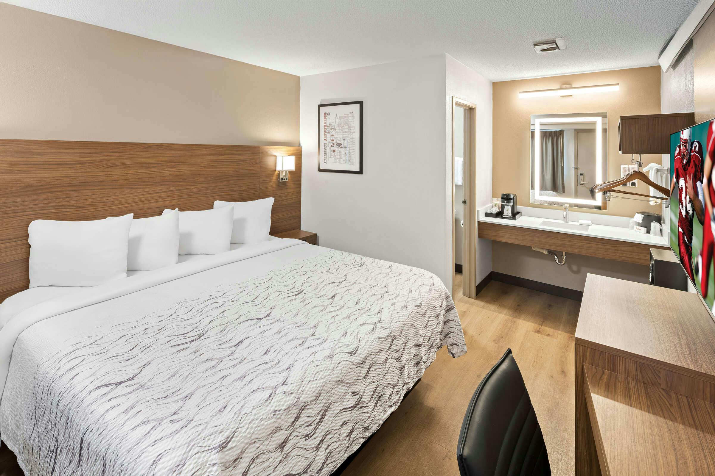 Hotel Red Roof PLUS+ Columbus-Ohio State University OSU photo 3