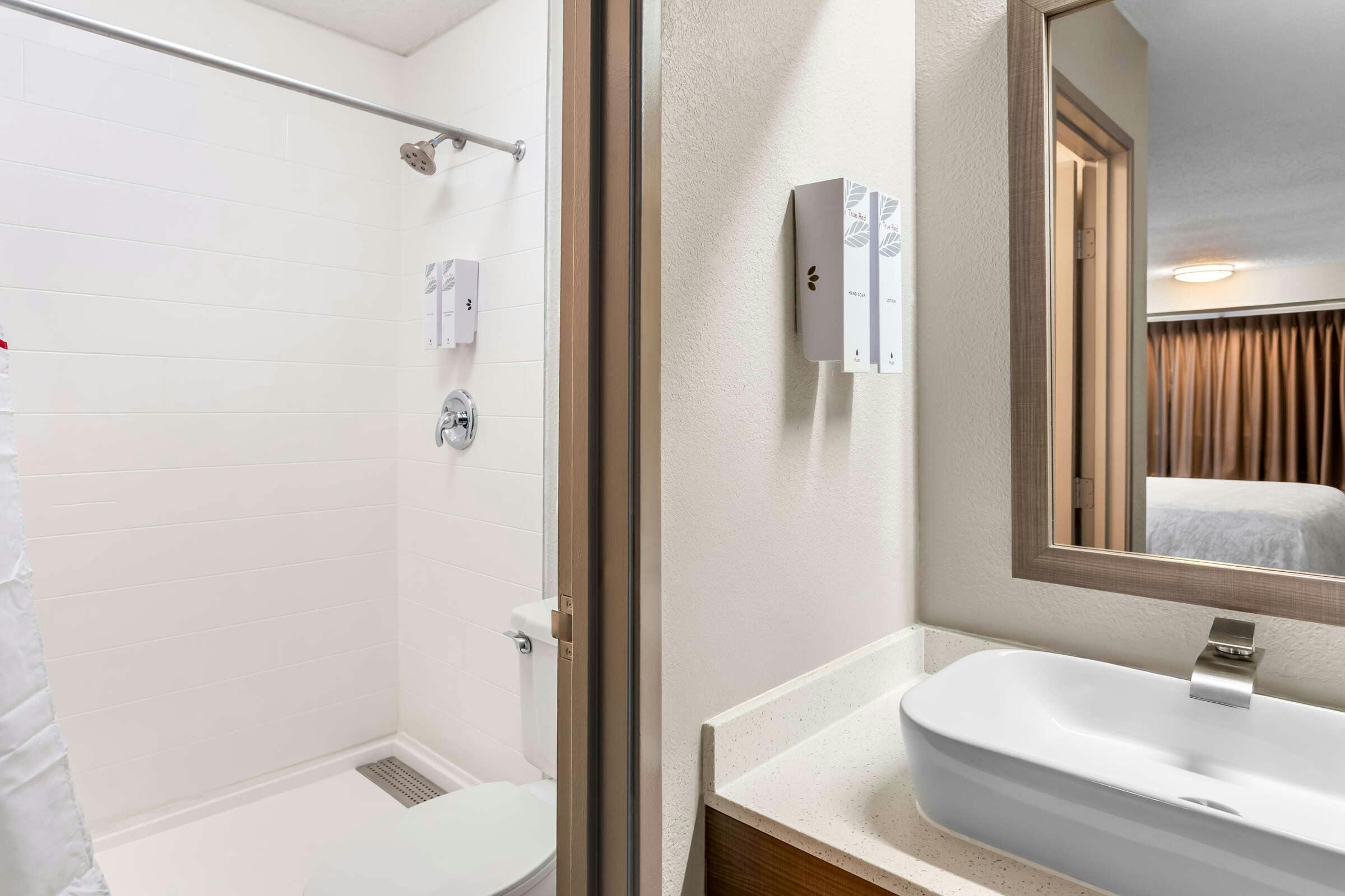 Hotel Red Roof PLUS+ Chicago - Hoffman Estates photo 4