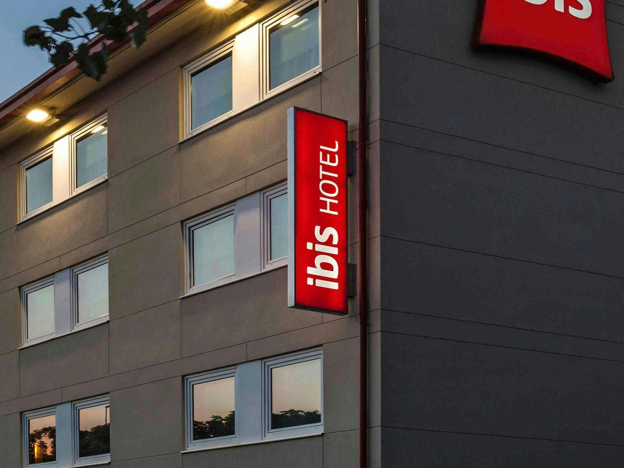 Hotel Ibis Barcelona Cornella photo 2