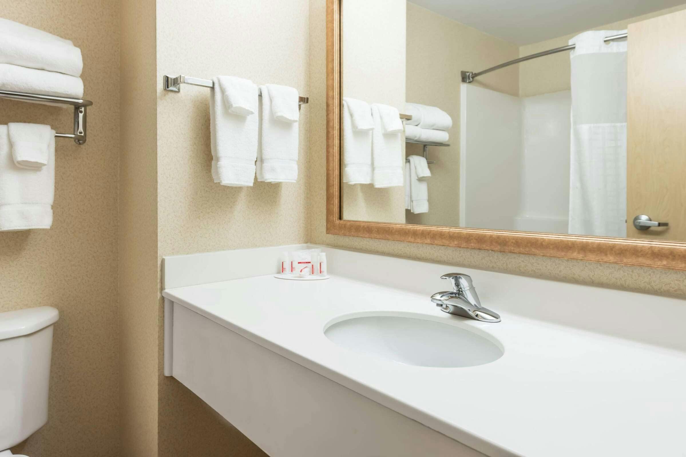 Hotel Baymont Inn Suites Fulton photo 5