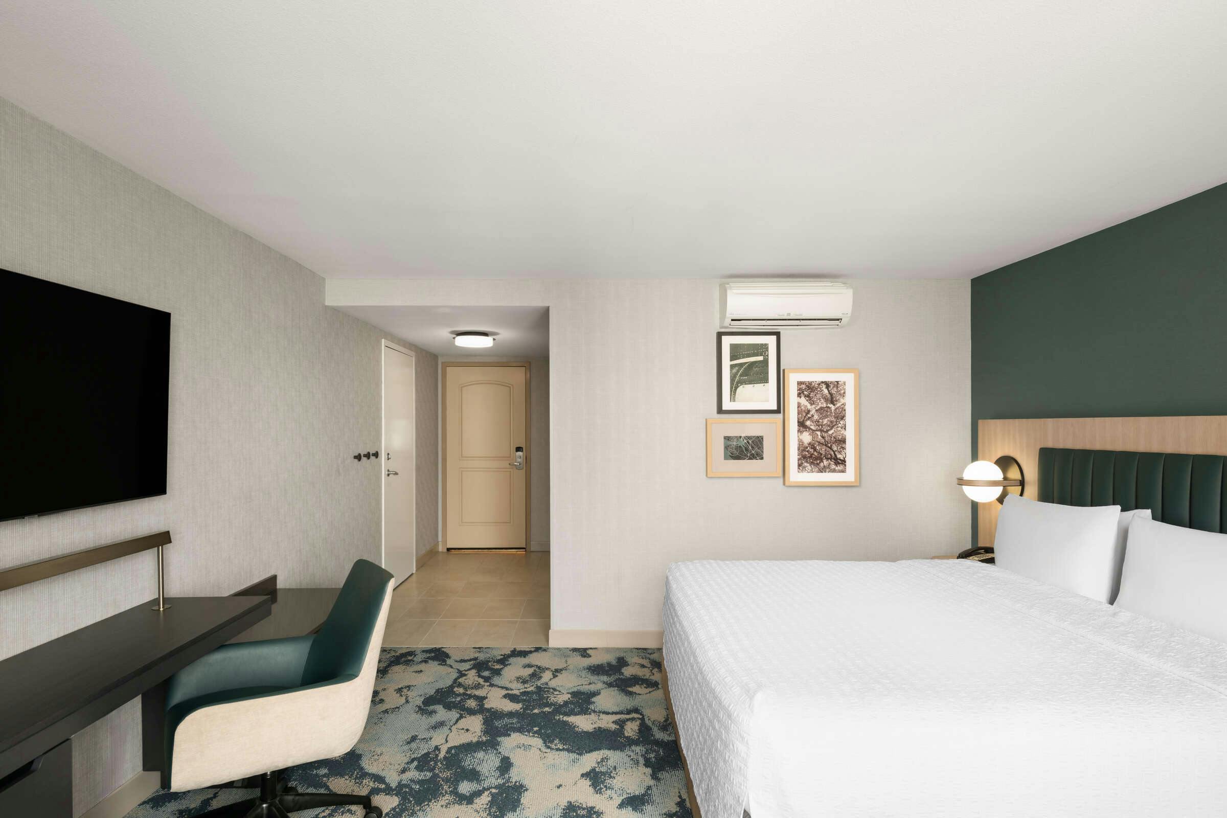 Hotel Hampton Inn & Suites Oakland Airport - Alameda photo 1