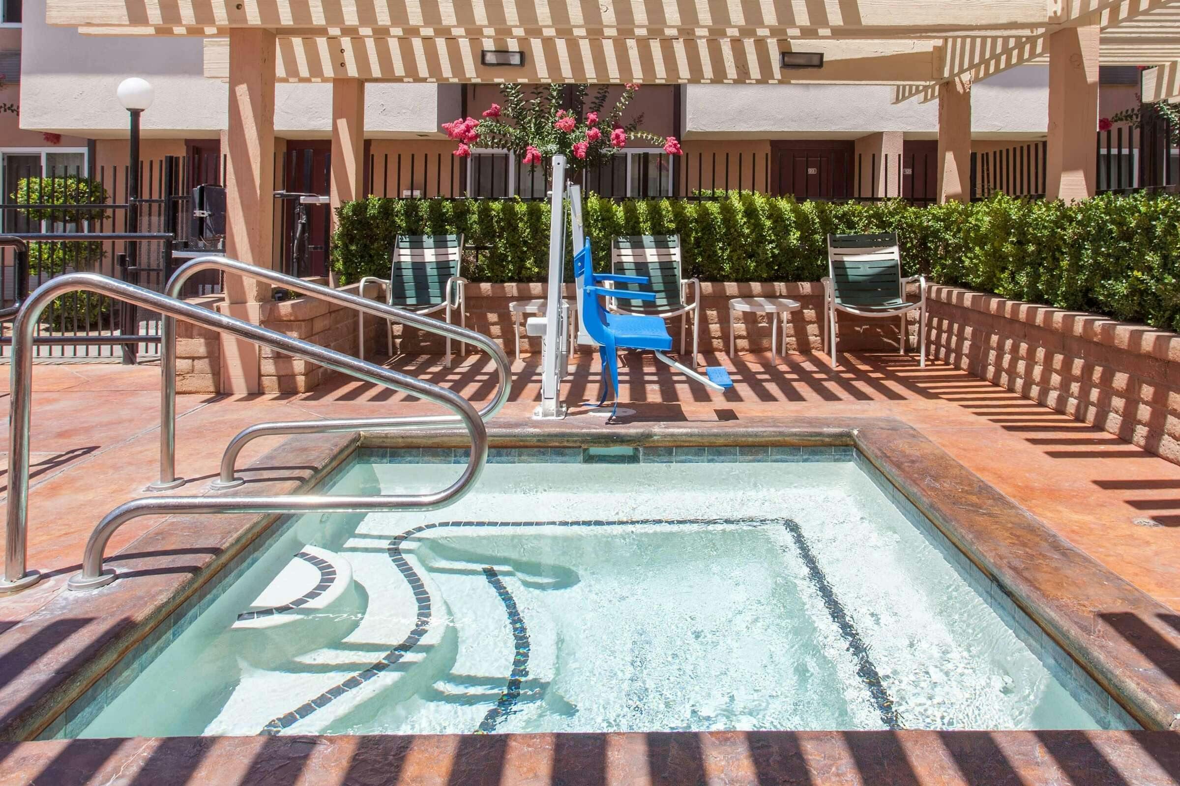 Hotel Ramada Fresno North photo 2