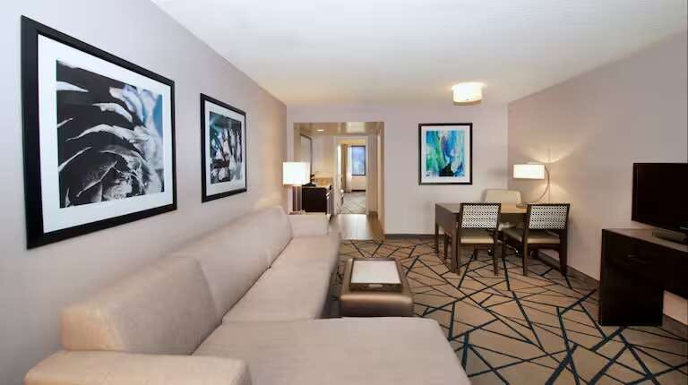Hotel Embassy Suites by Hilton Portland Tigard photo 2