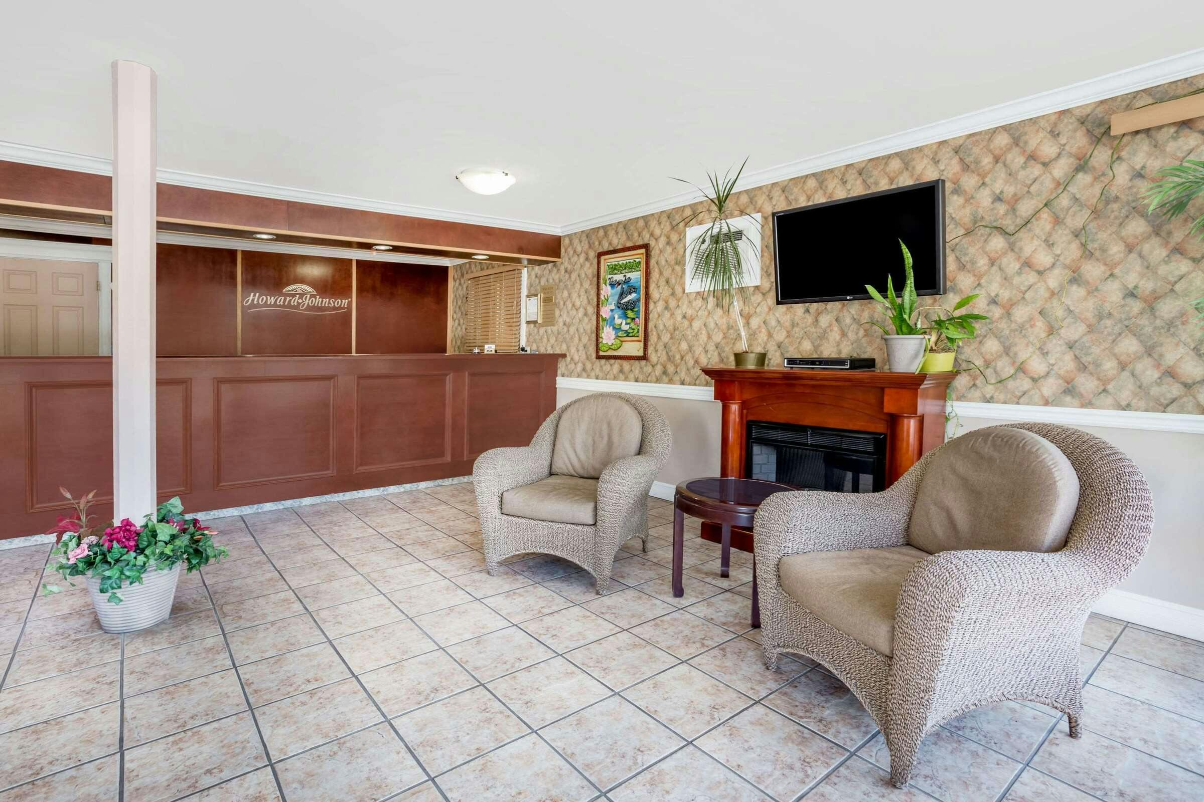 Hotel HoJo Downtown Kamloo photo 1