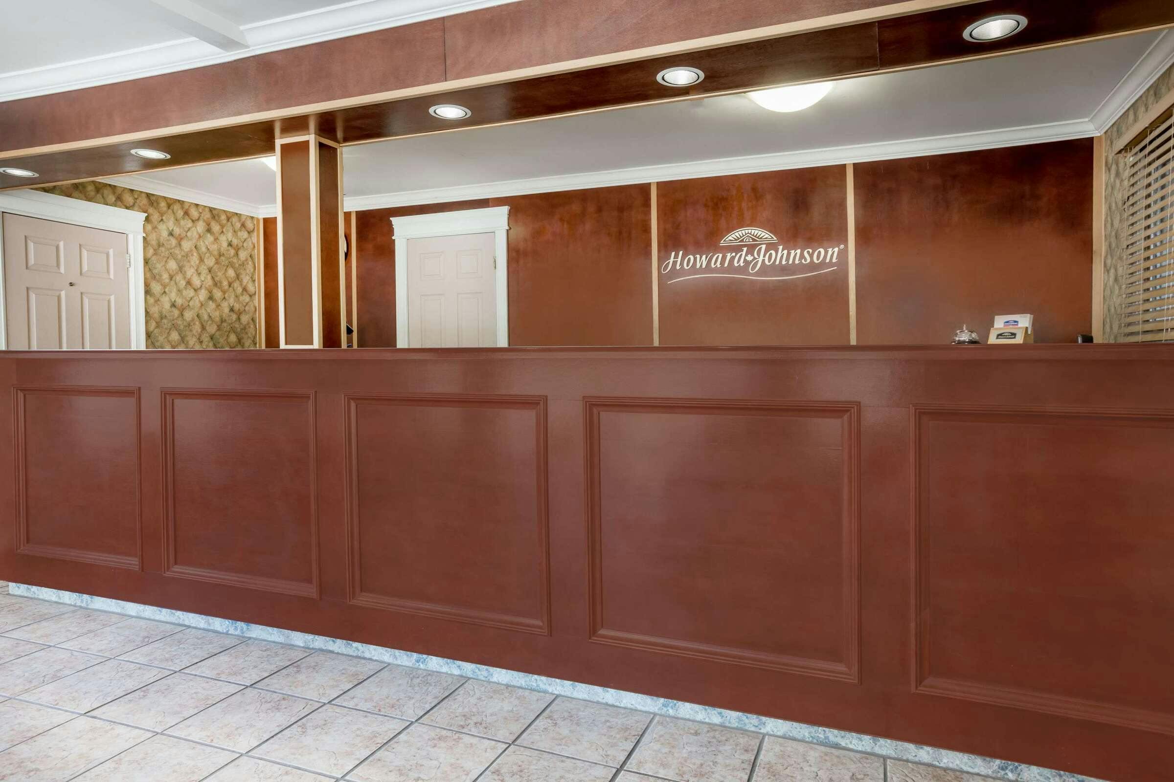 Hotel HoJo Downtown Kamloo photo 2