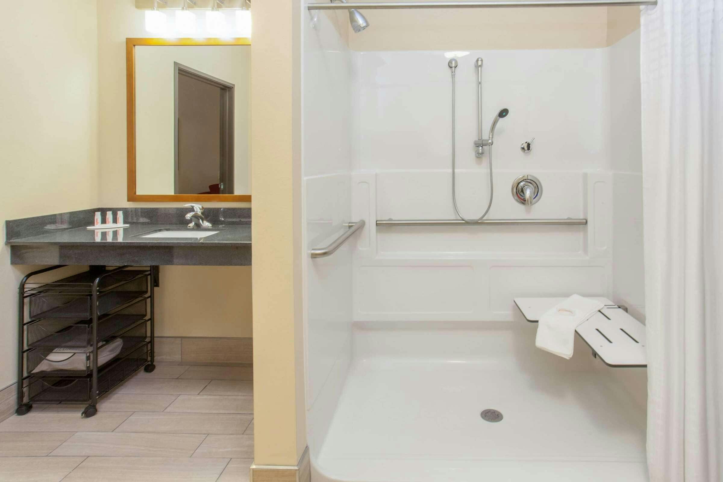 Hotel Baymont Grand Forks photo 3