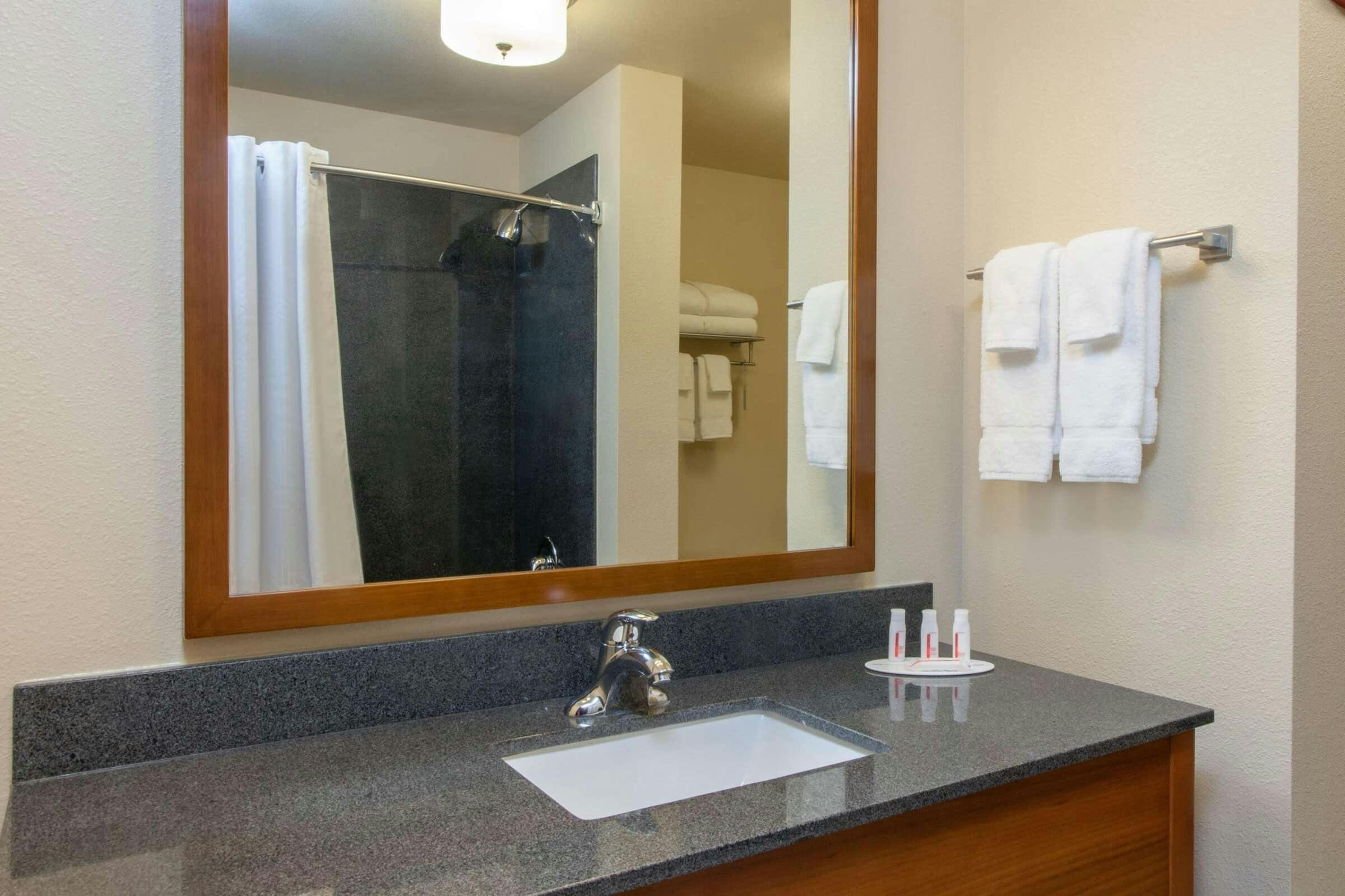 Hotel Baymont Grand Forks photo 4