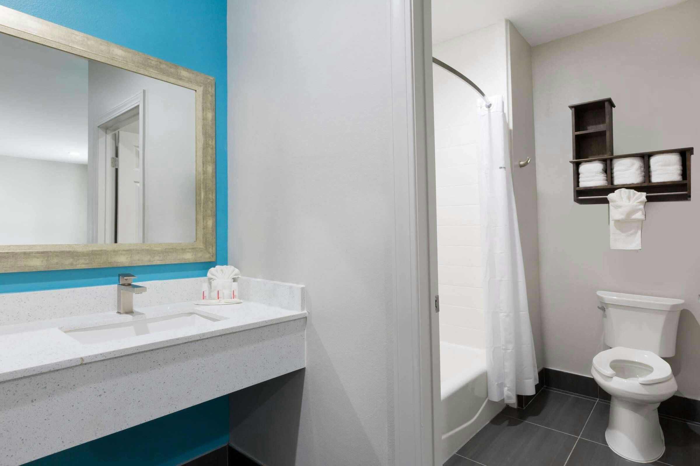 Hotel Baymont Bryan College Station photo 5