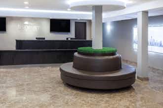 Hotel Baymont Glenview photo 1